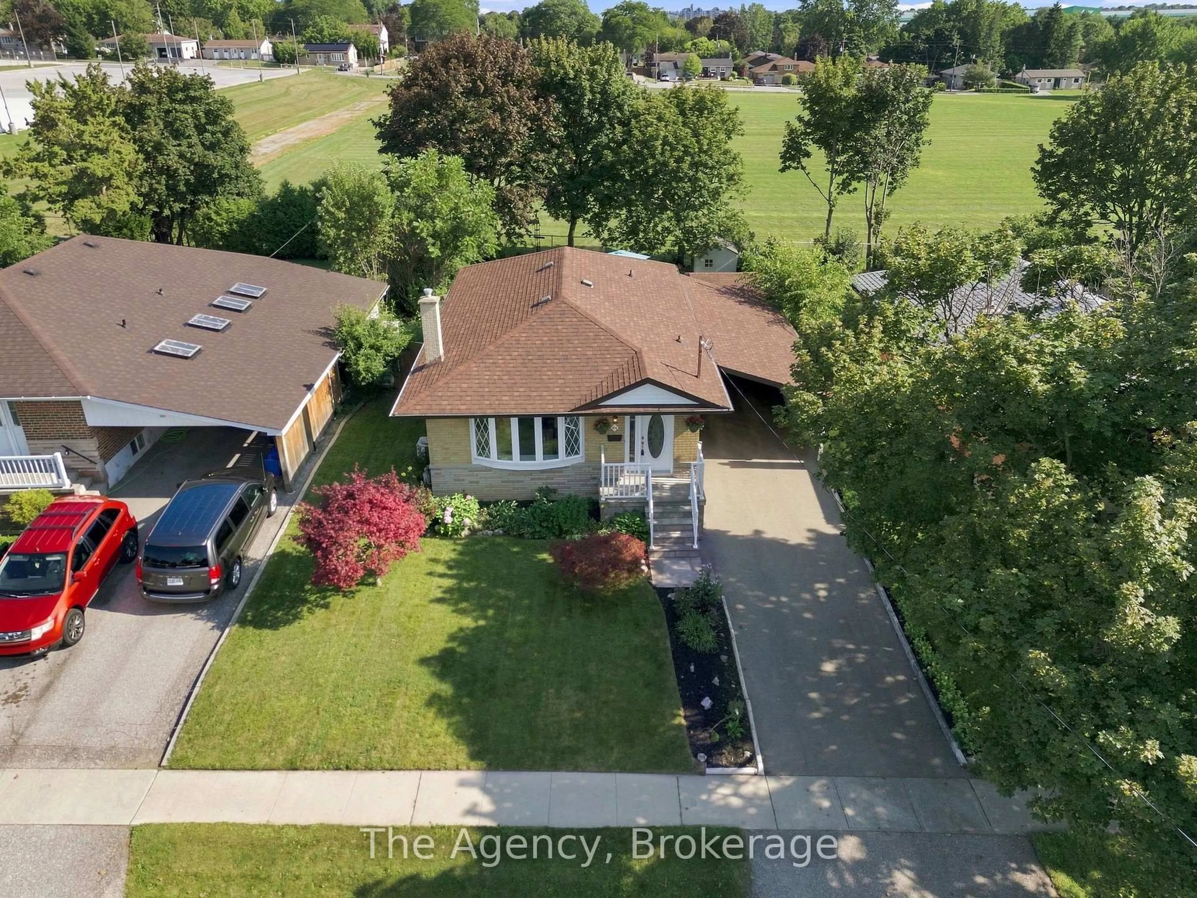 A pic from outside/outdoor area/front of a property/back of a property/a pic from drone, street for 703 Newman Cres, Whitby Ontario L1N 1M7