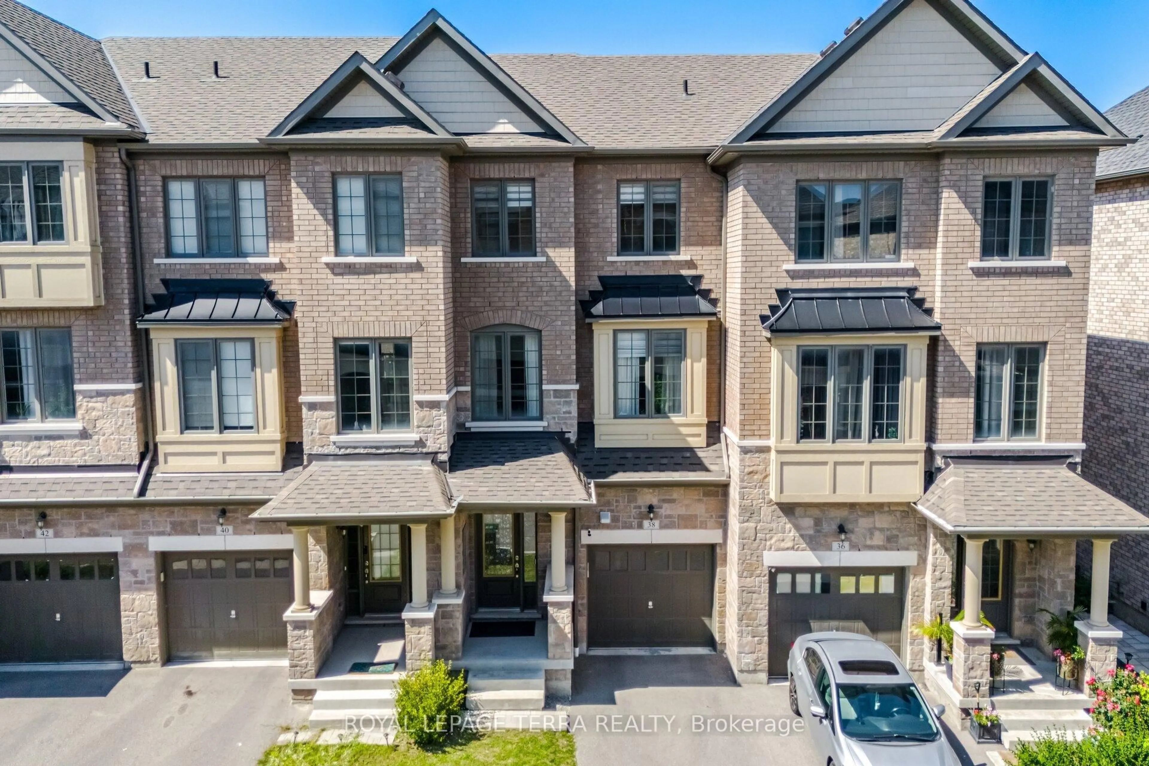 A pic from outside/outdoor area/front of a property/back of a property/a pic from drone, street for 38 Hallmark Way, Whitby Ontario L1P 0K2