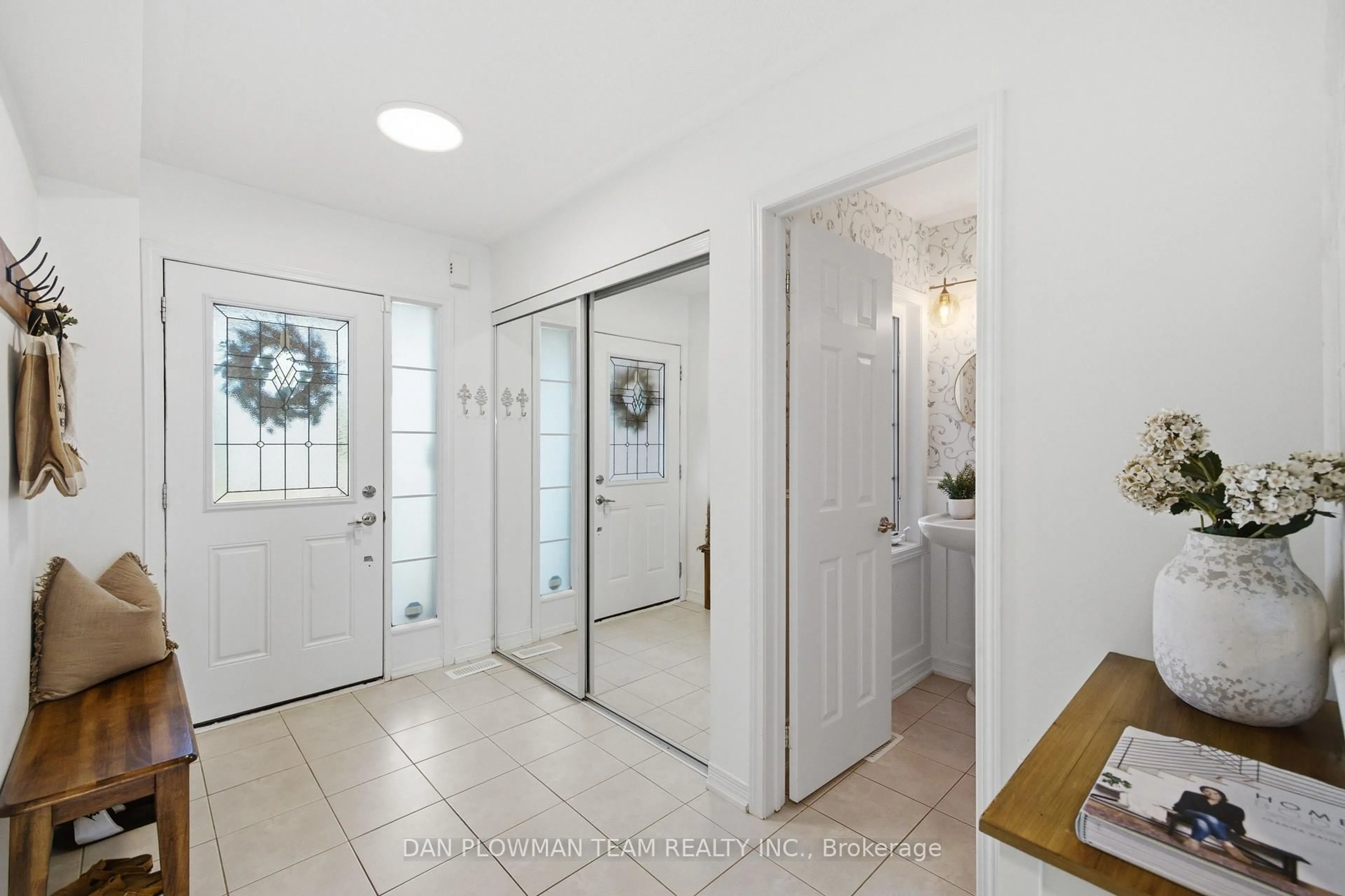 Indoor entryway for 118 Swindells St, Clarington Ontario L1C 0C8