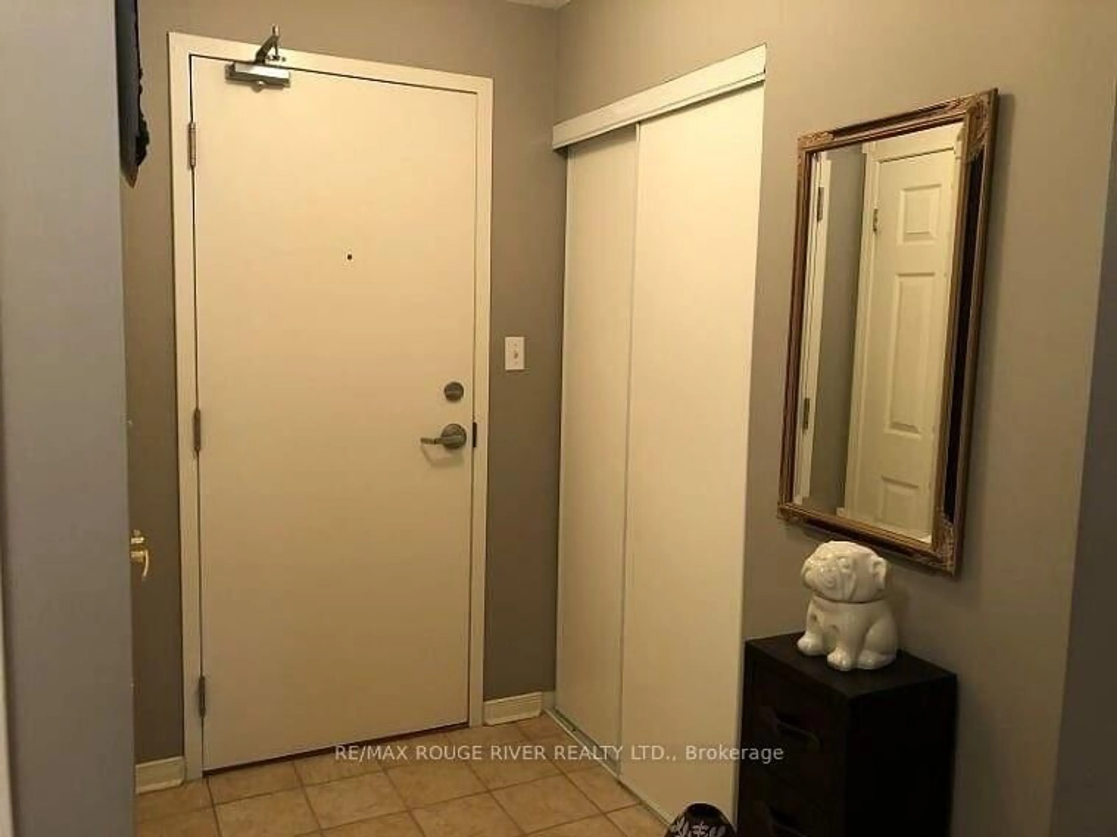 Indoor entryway for 90 Aspen Springs Dr #102, Clarington Ontario L1C 5N3