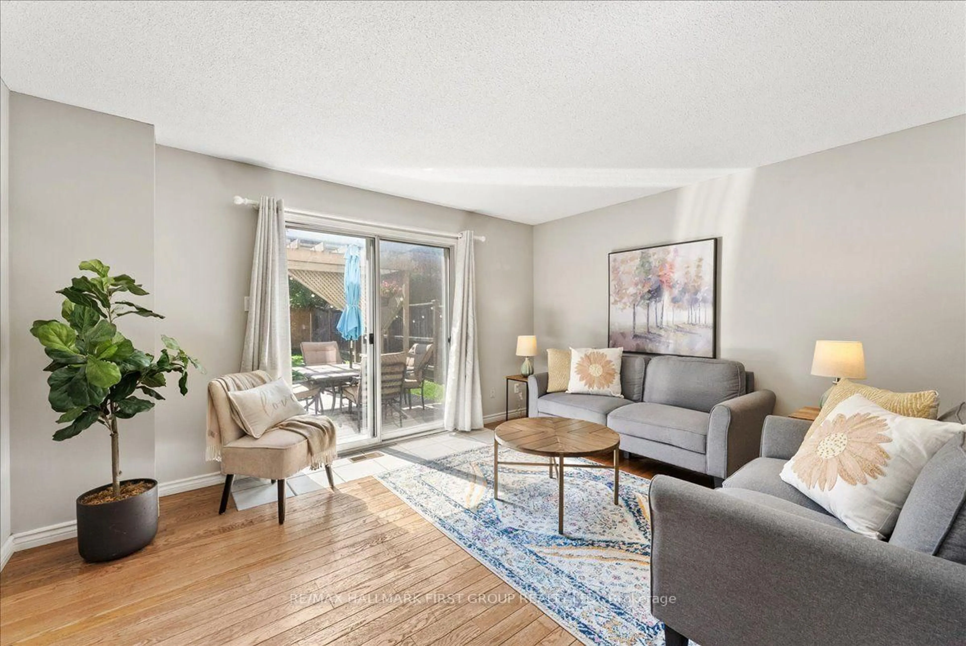 Living room with furniture, unknown for 24 Fernbank Pl, Whitby Ontario L1R 1S9