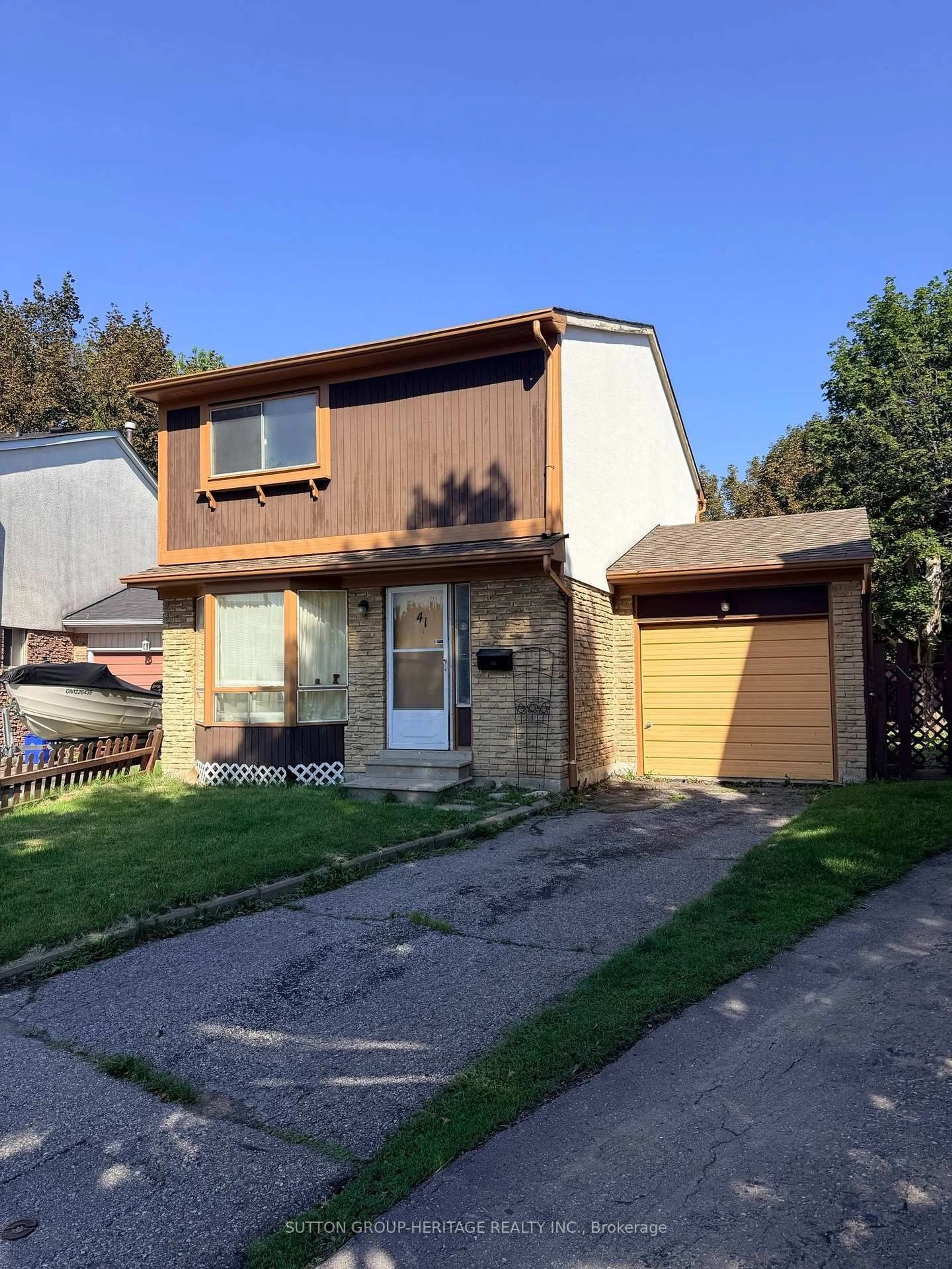 Home with vinyl exterior material, street for 41 Harrison Crt, Whitby Ontario L1N 6E2