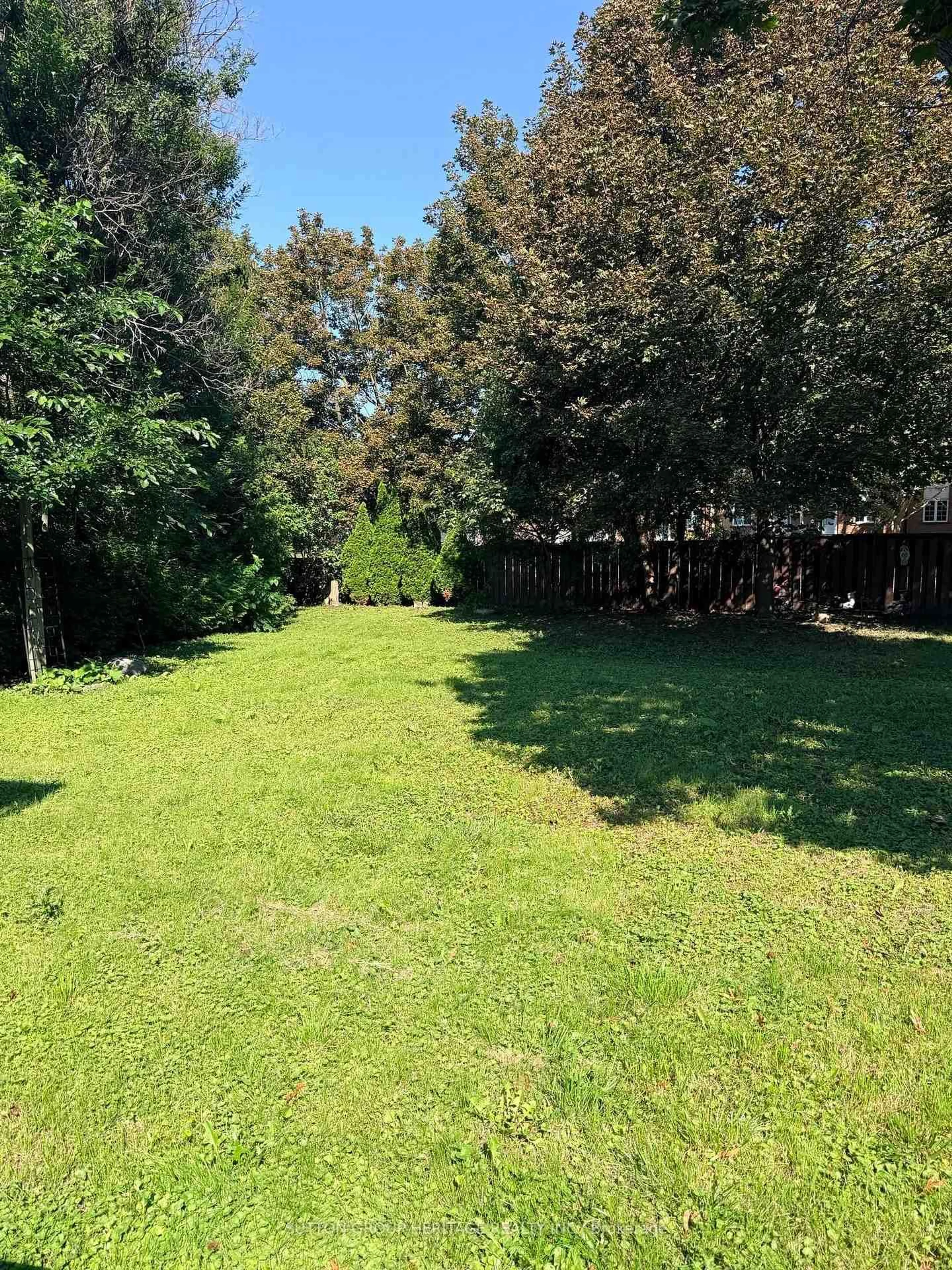 A pic from outside/outdoor area/front of a property/back of a property/a pic from drone, forest/trees view for 41 Harrison Crt, Whitby Ontario L1N 6E2