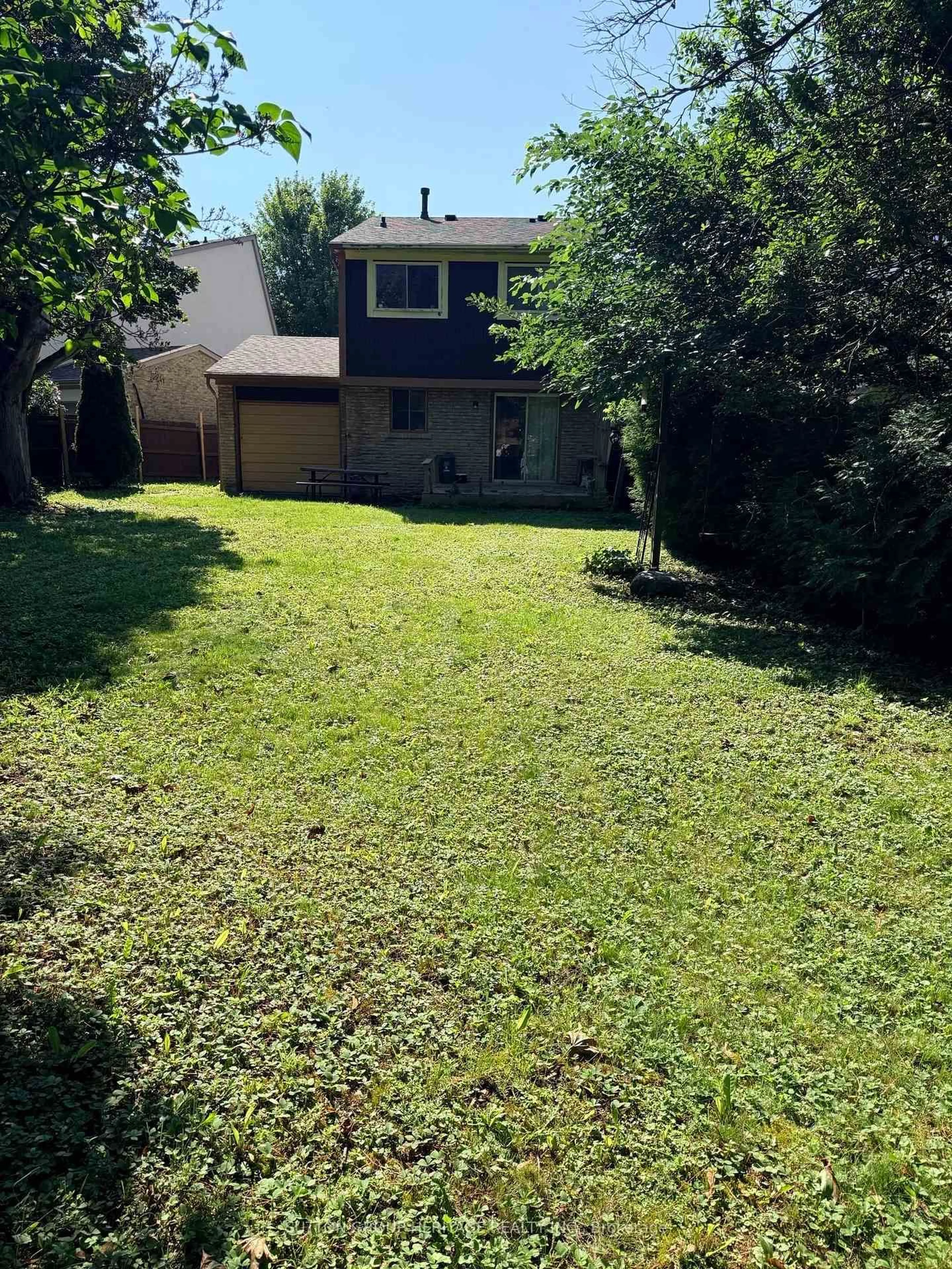 A pic from outside/outdoor area/front of a property/back of a property/a pic from drone, street for 41 Harrison Crt, Whitby Ontario L1N 6E2