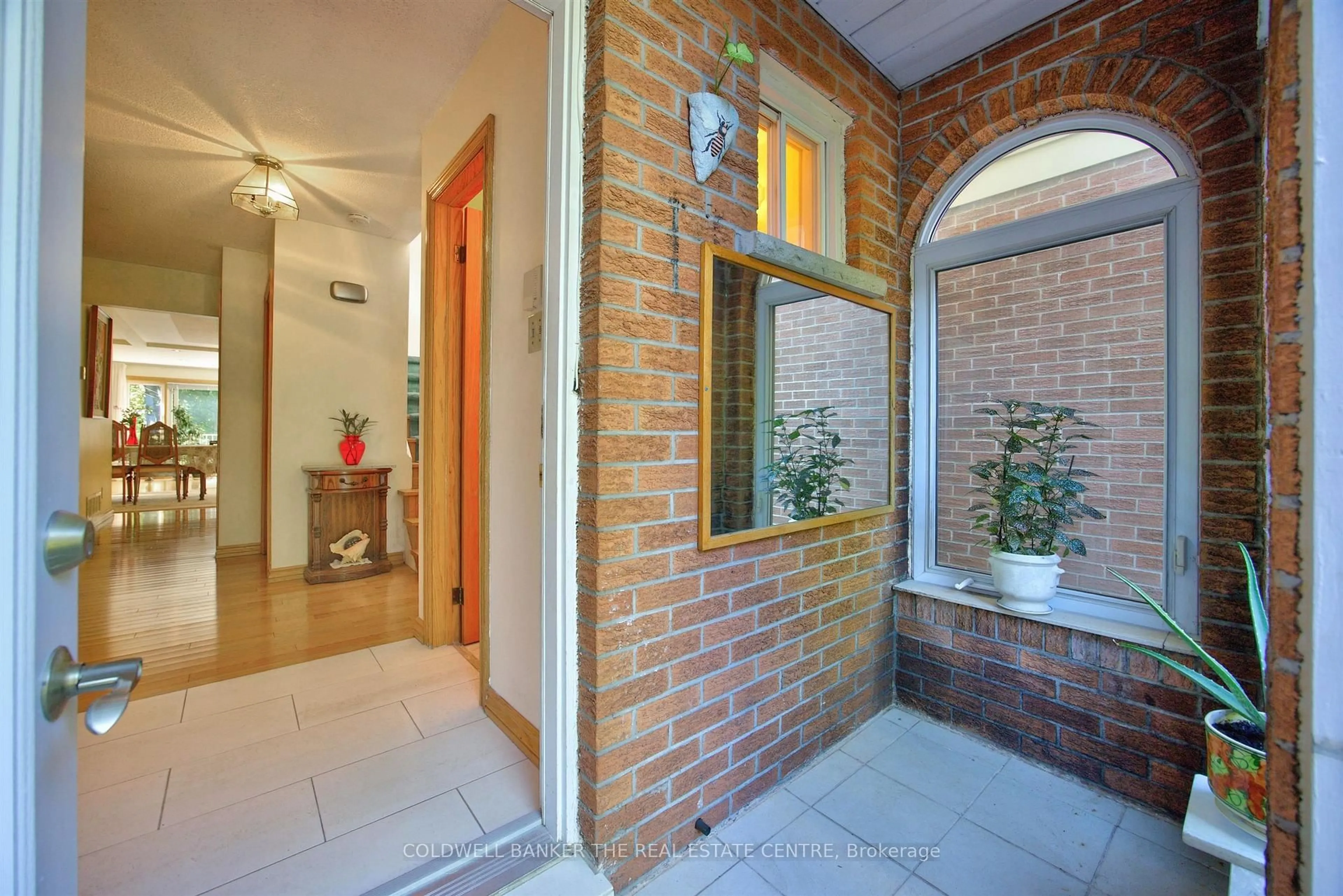 Indoor entryway for 15 Craiglee Dr, Toronto Ontario M1N 2L7