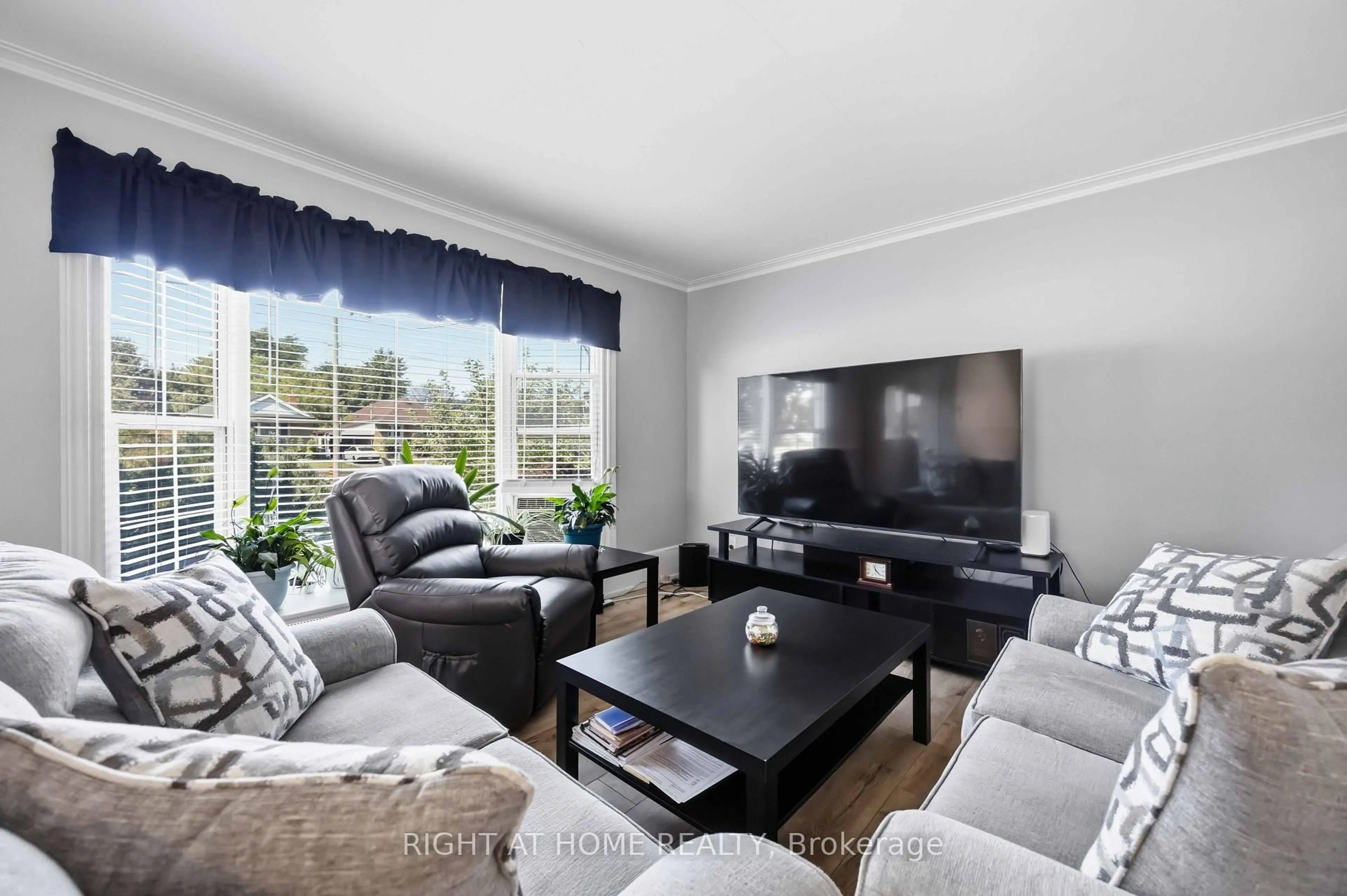 Living room with furniture, unknown for 1351 Warden Ave, Toronto Ontario M1R 2R9