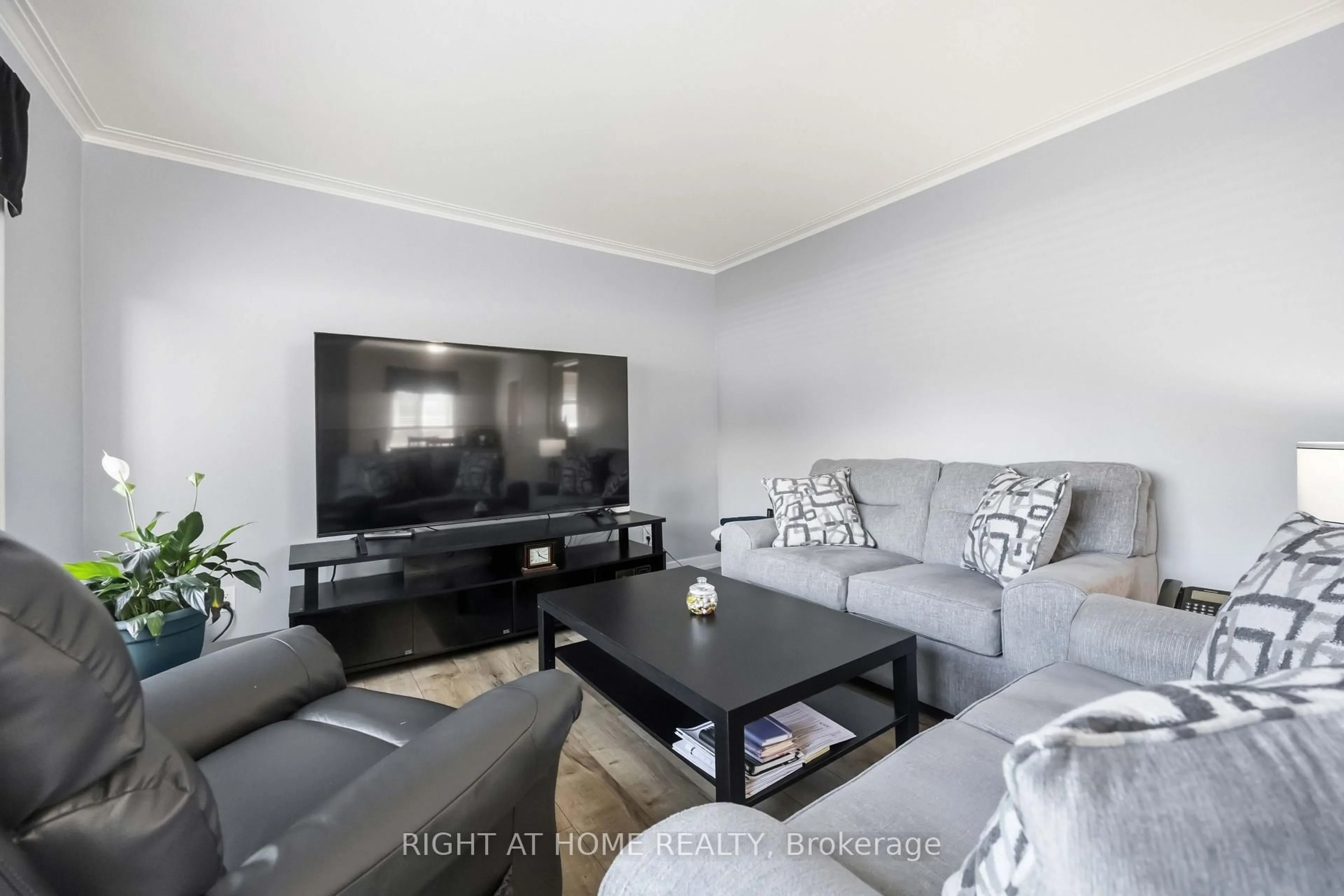 Living room with furniture, unknown for 1351 Warden Ave, Toronto Ontario M1R 2R9