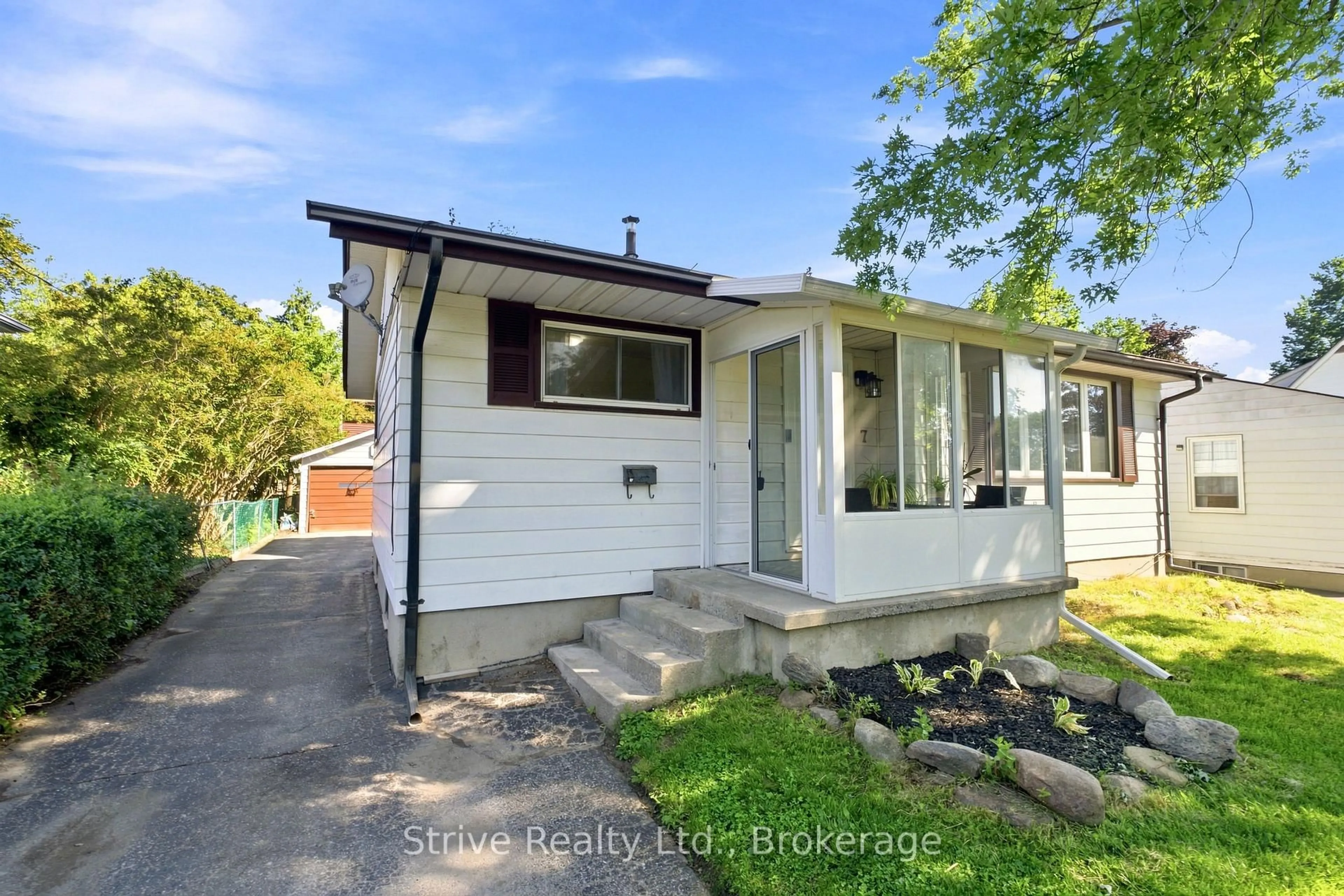A pic from outside/outdoor area/front of a property/back of a property/a pic from drone, street for 7 Admiral Rd, Ajax Ontario L1S 2N8