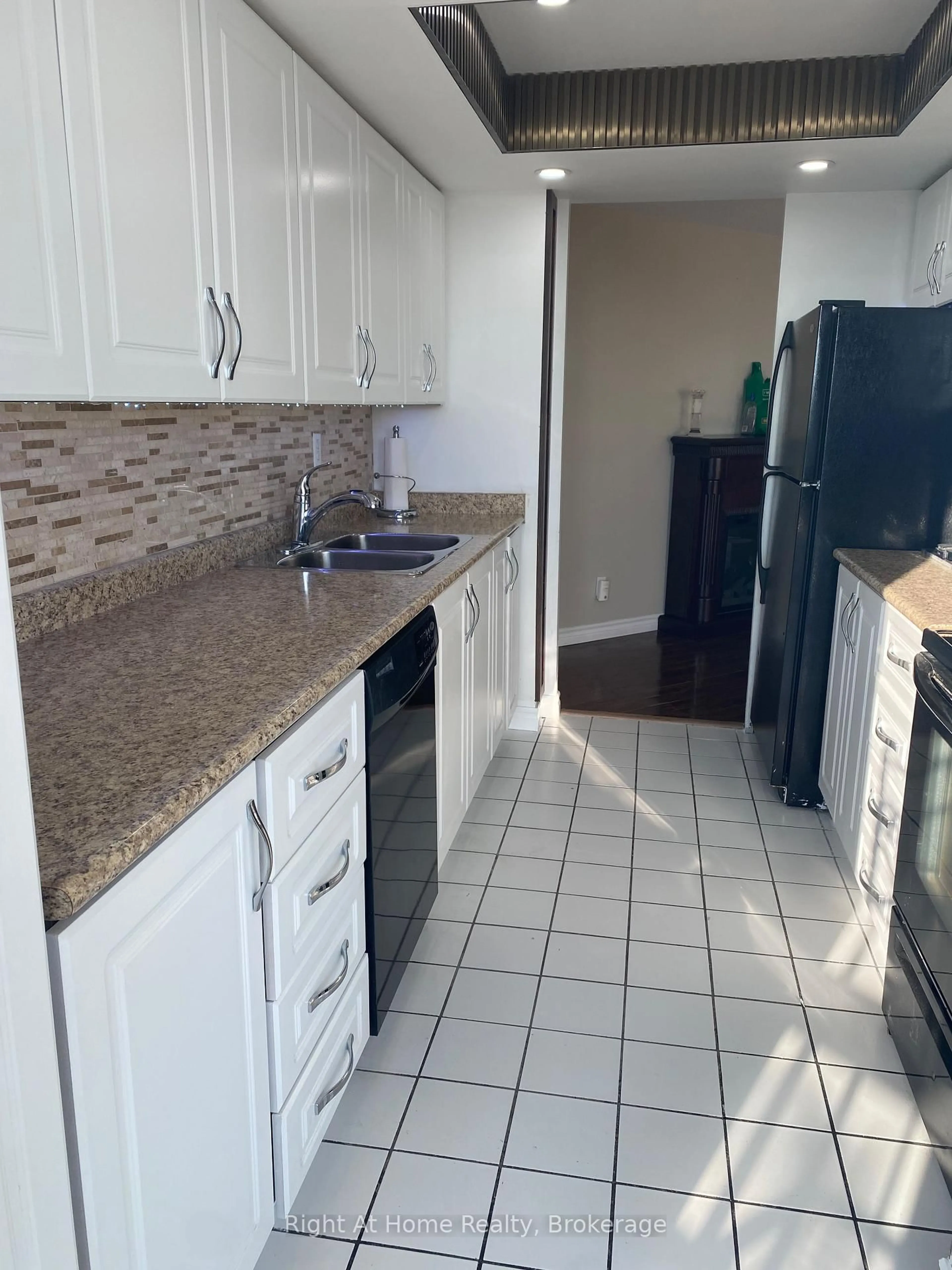 Standard kitchen, ceramic/tile floor for 11753 Sheppard Ave #1215, Toronto Ontario M1B 5M3