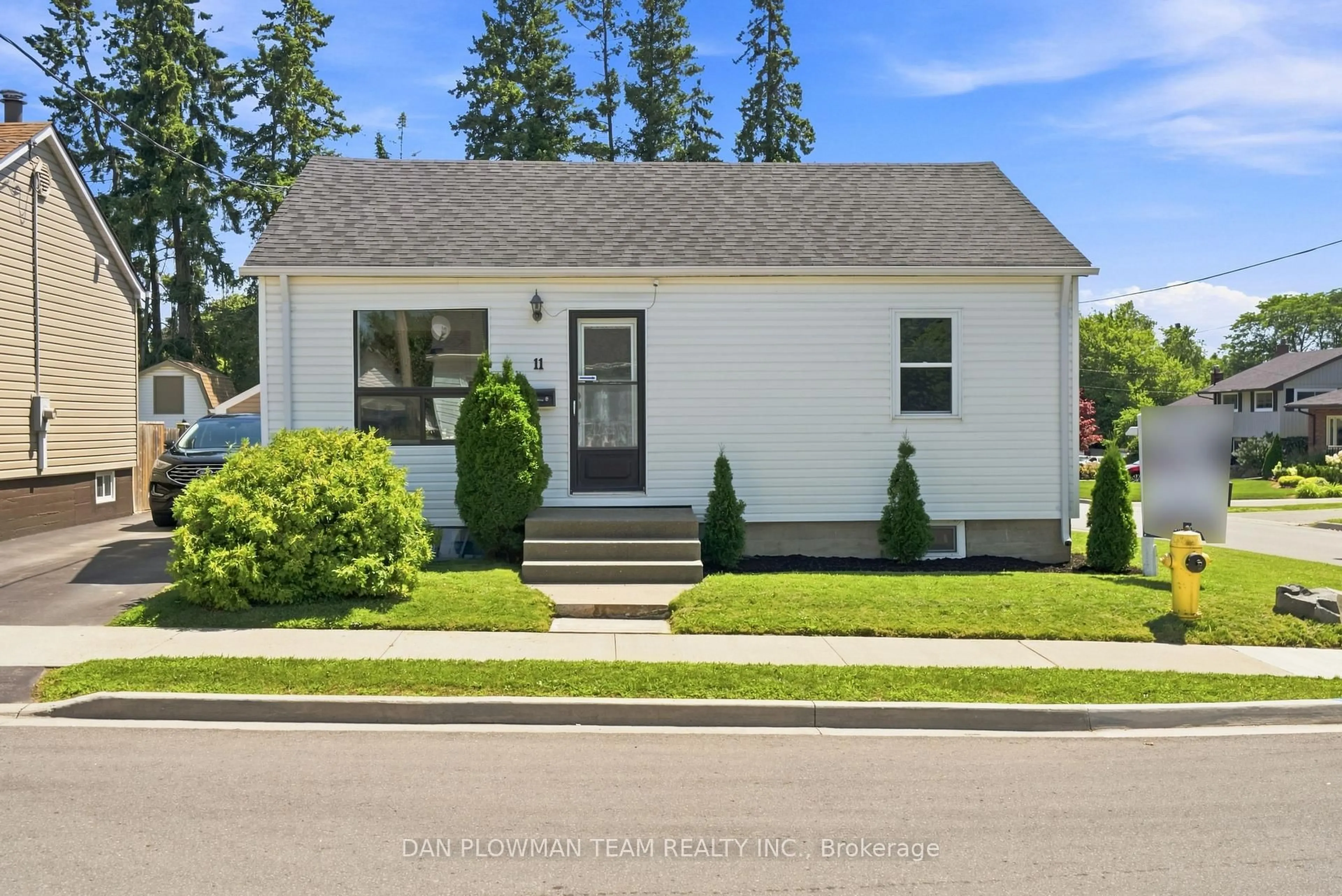 Home with vinyl exterior material, street for 11 Veterans Ave, Clarington Ontario L1C 2C1