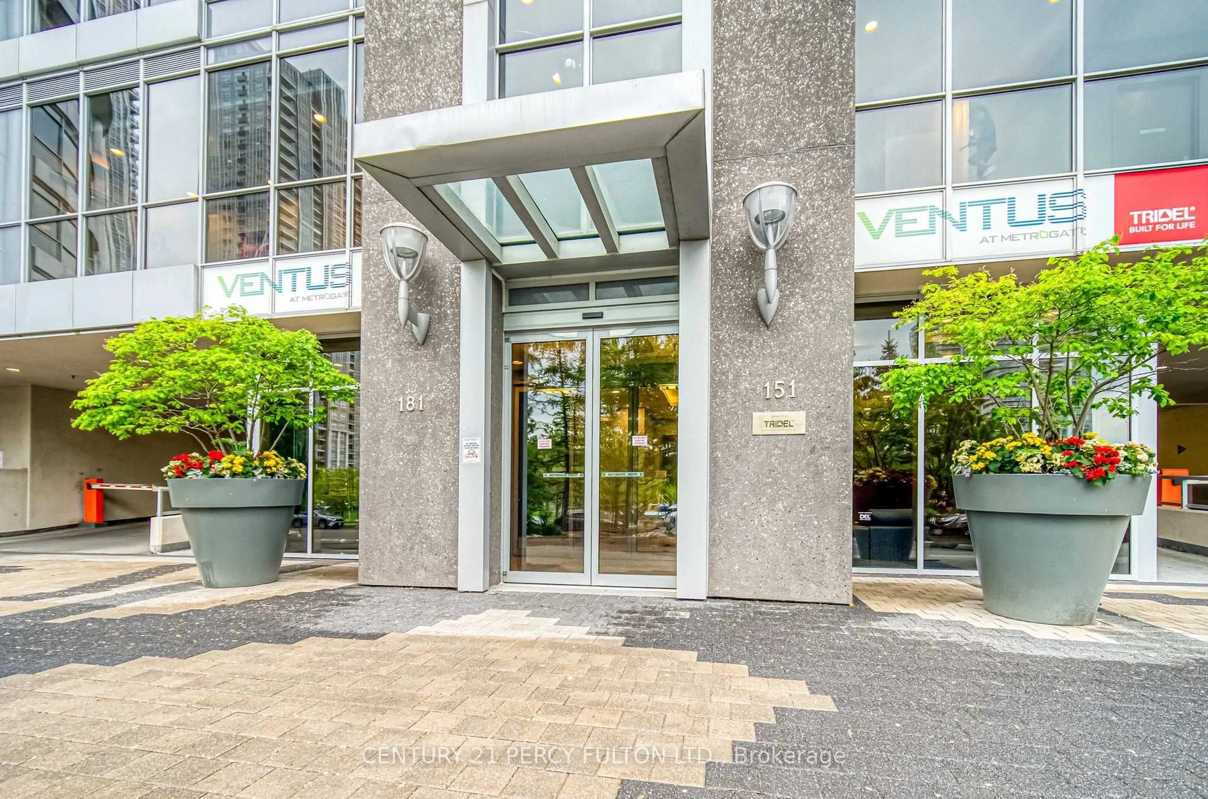 Indoor foyer for 181 Village Green Sq #116, Toronto Ontario M1S 0L3