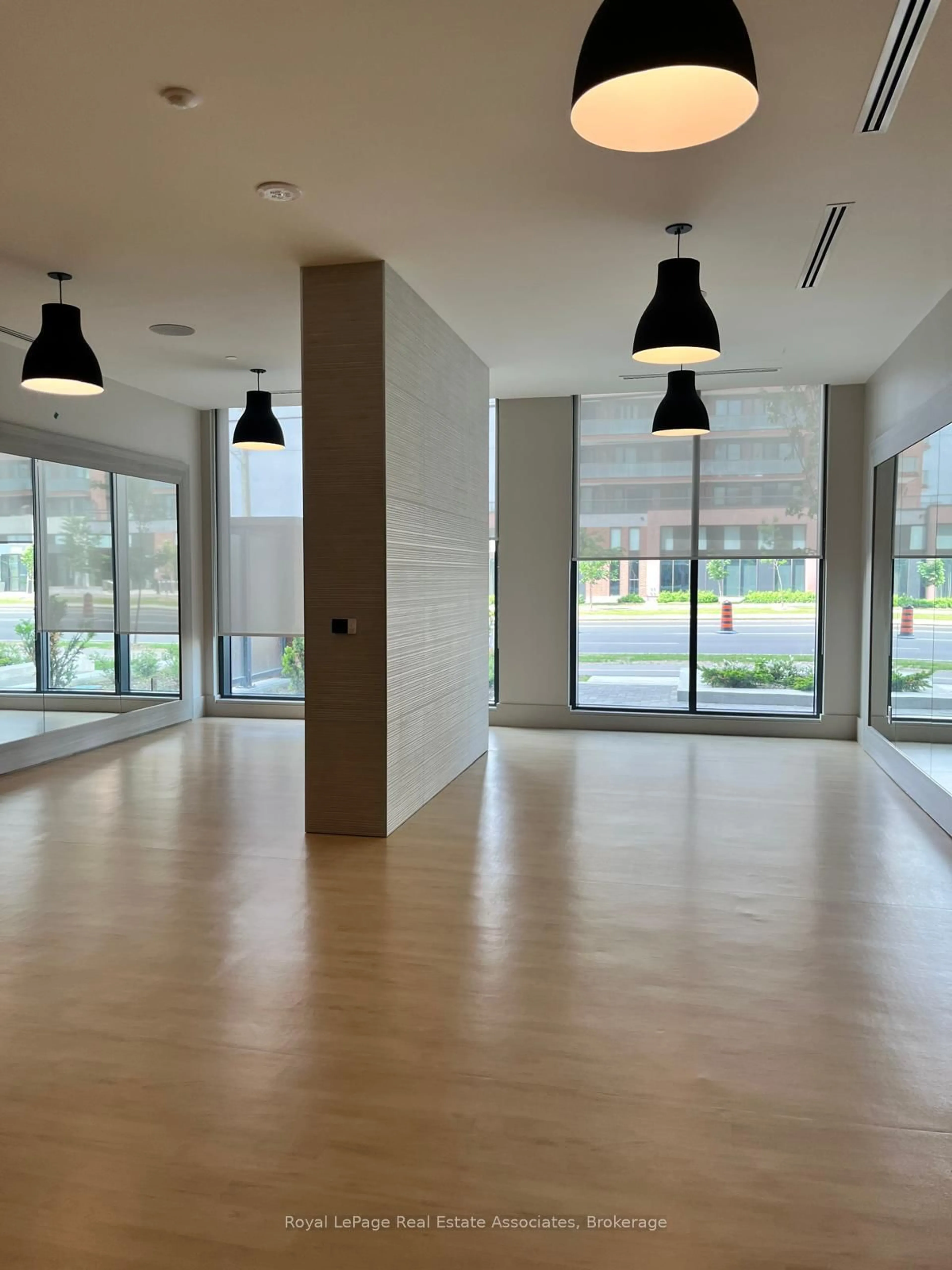 Indoor foyer for 2545 Simcoe St, Oshawa Ontario L1L 0W3
