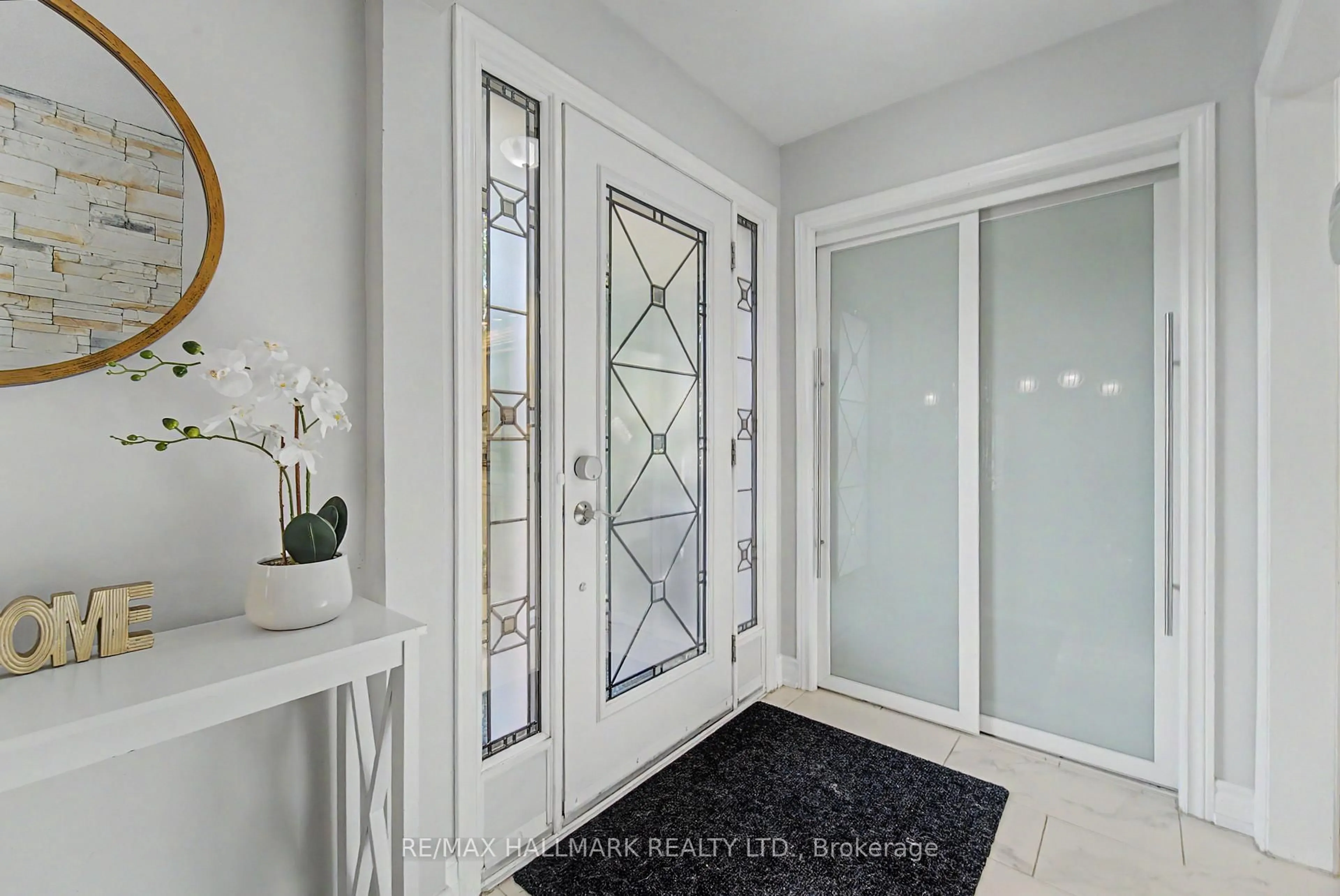 Indoor entryway for 117 Clappison Blvd, Toronto Ontario M1C 2H3
