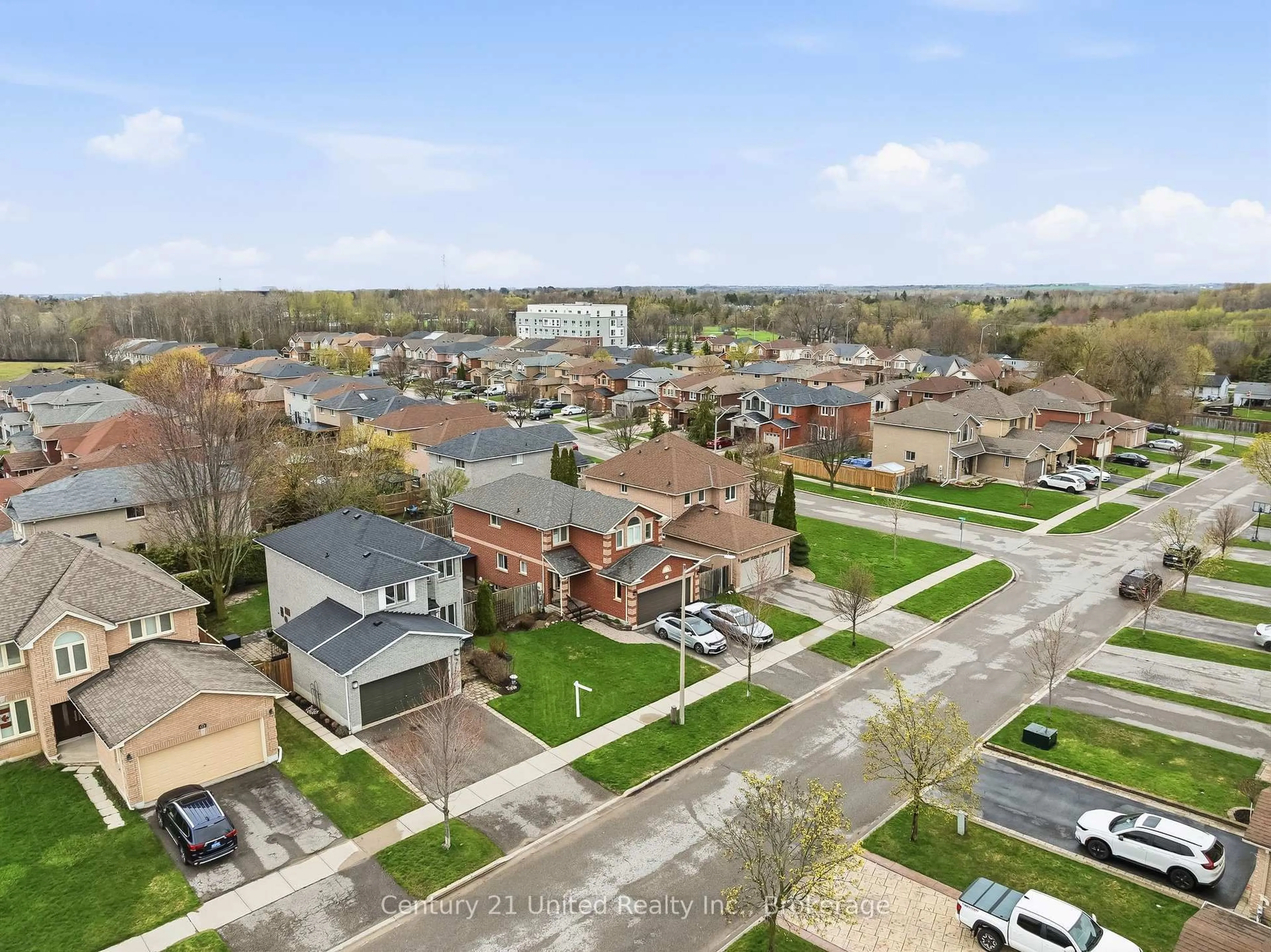 A pic from outside/outdoor area/front of a property/back of a property/a pic from drone, street for 116 Avondale Dr, Clarington Ontario L1E 3A3