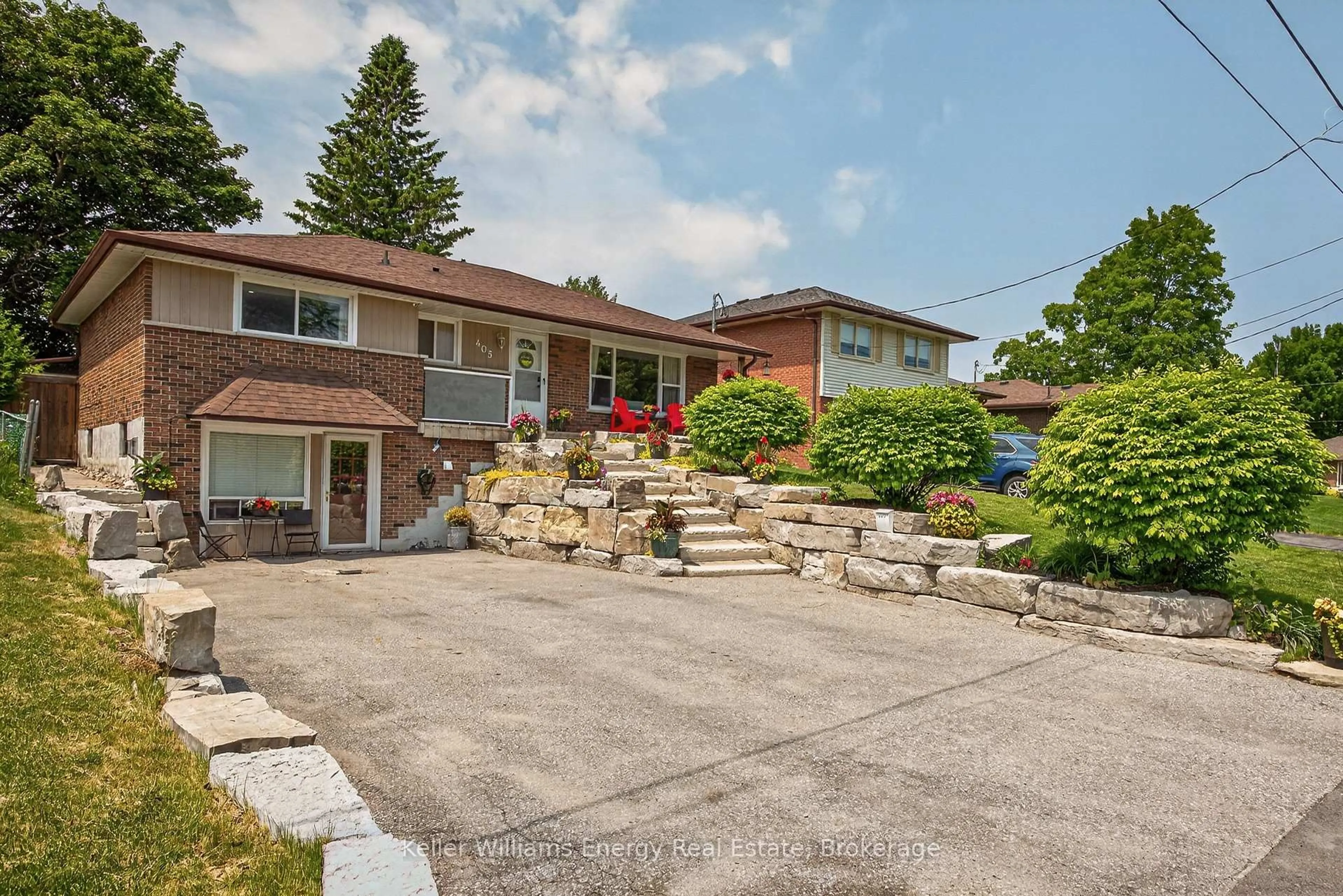 A pic from outside/outdoor area/front of a property/back of a property/a pic from drone, water/lake/river/ocean view for 405 Bernhard Cres, Oshawa Ontario L1G 2B7