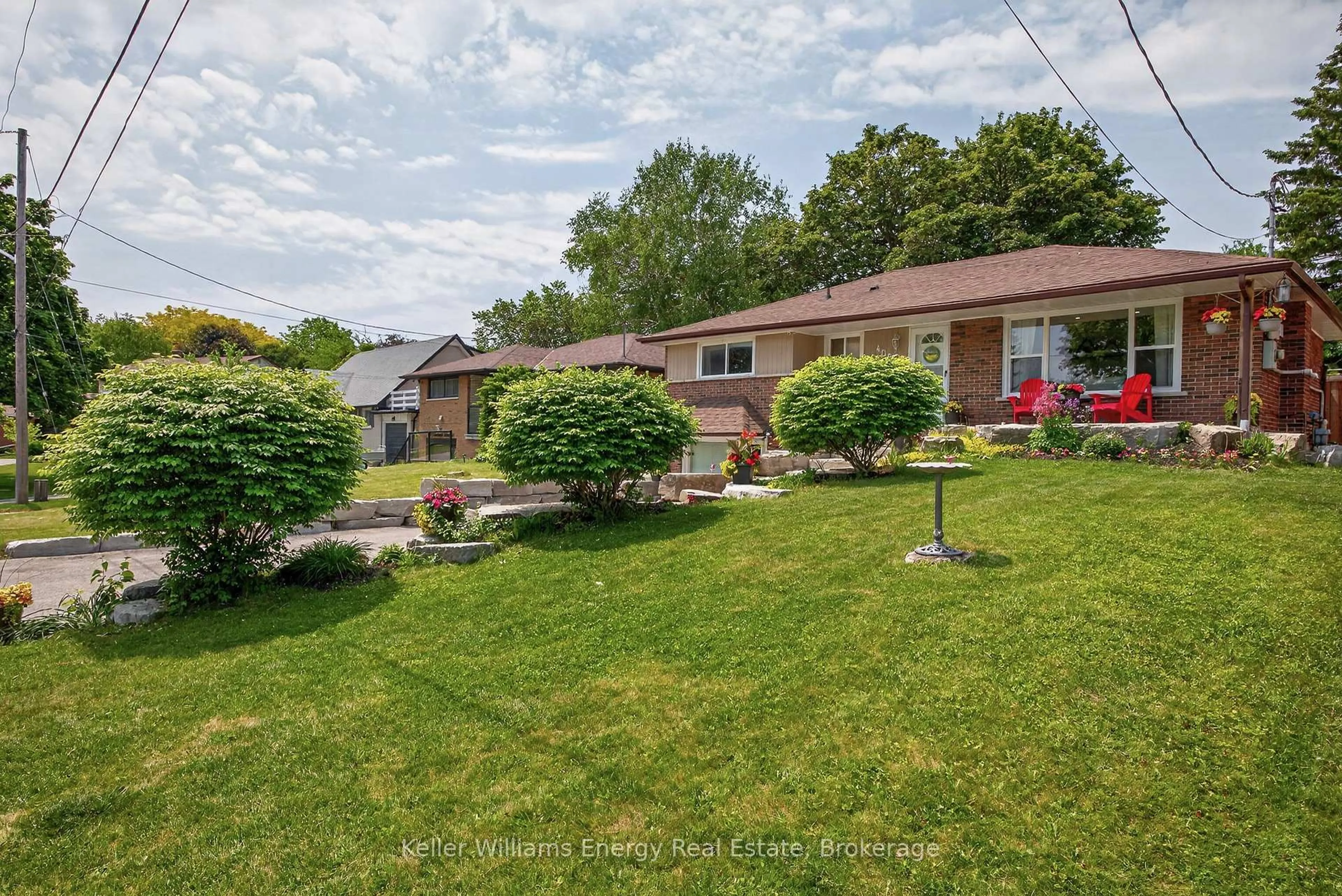 A pic from outside/outdoor area/front of a property/back of a property/a pic from drone, street for 405 Bernhard Cres, Oshawa Ontario L1G 2B7
