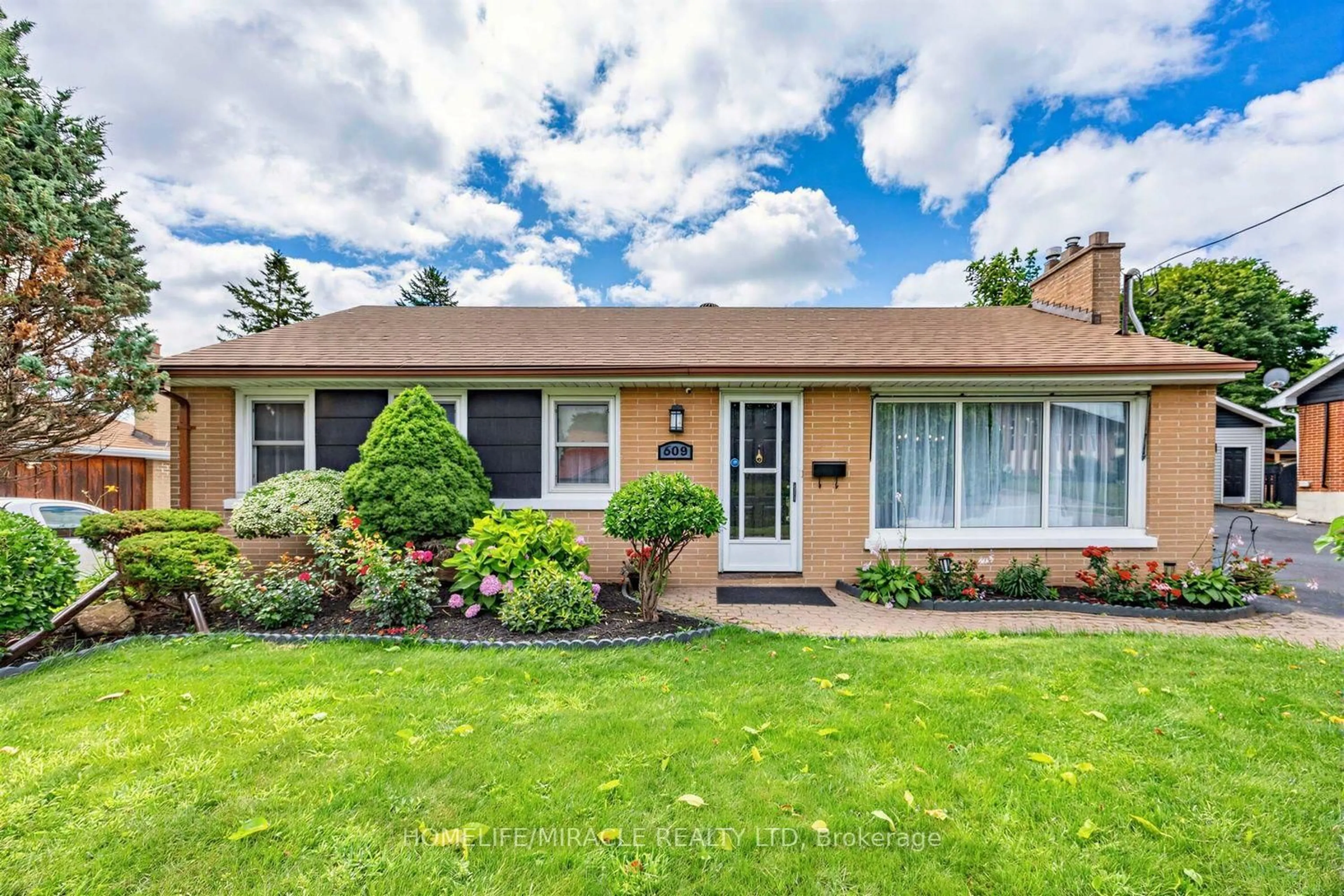 Home with vinyl exterior material, street for 509 Beurling Ave, Oshawa Ontario L1J 2Z8