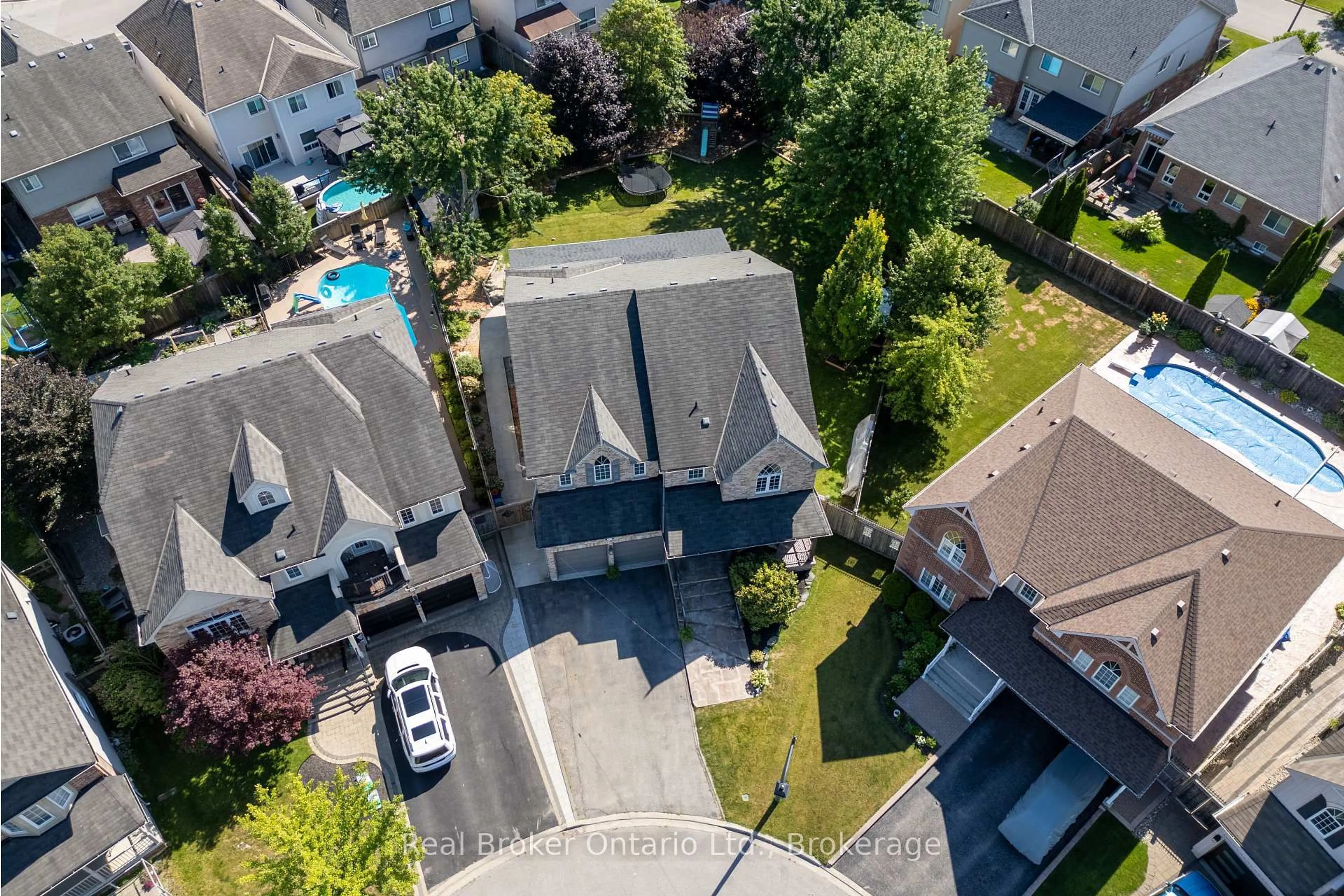 A pic from outside/outdoor area/front of a property/back of a property/a pic from drone, street for 51 Brough Crt, Clarington Ontario L1C 0B7