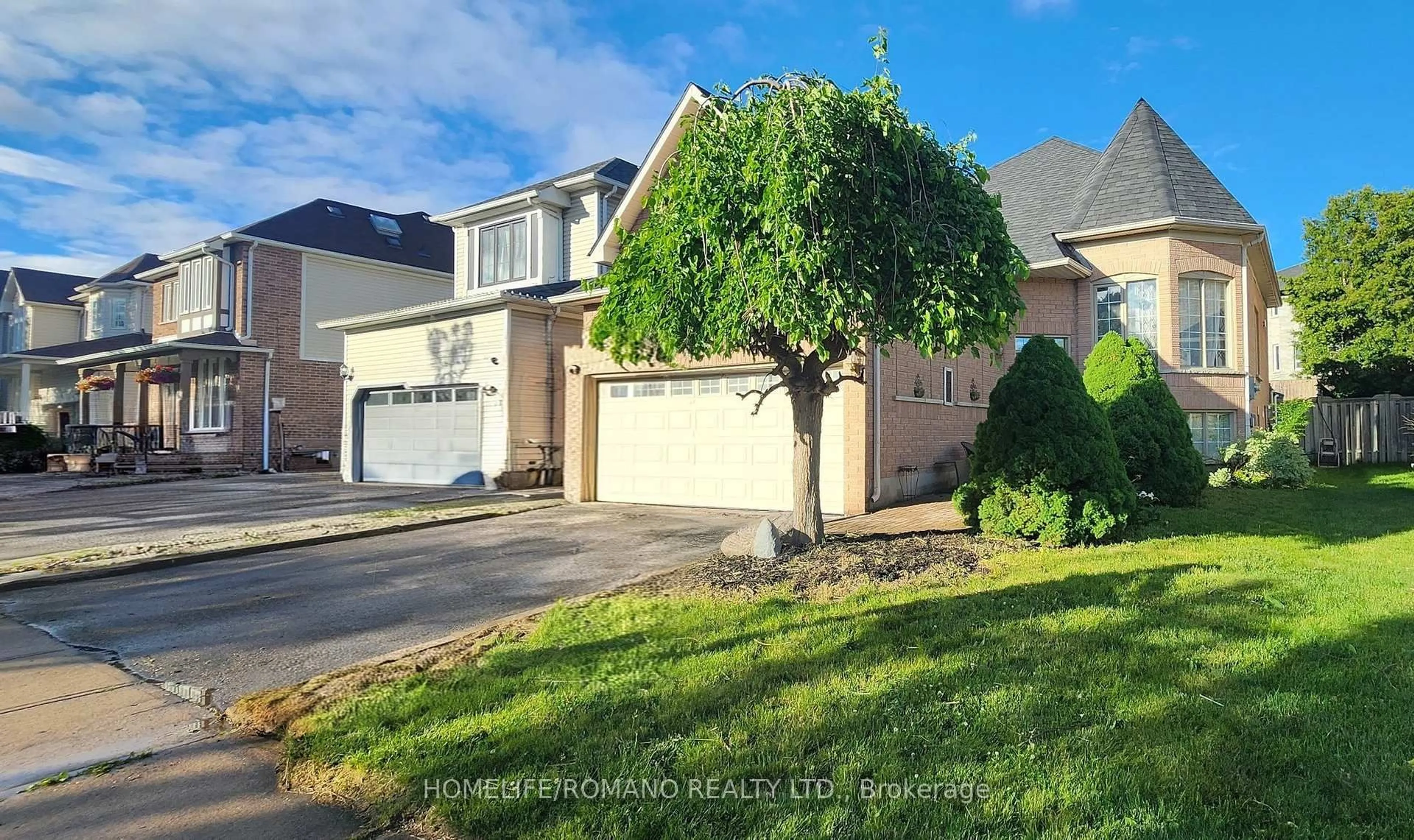 A pic from outside/outdoor area/front of a property/back of a property/a pic from drone, street for 25 Bedell Cres, Whitby Ontario L1R 2N8