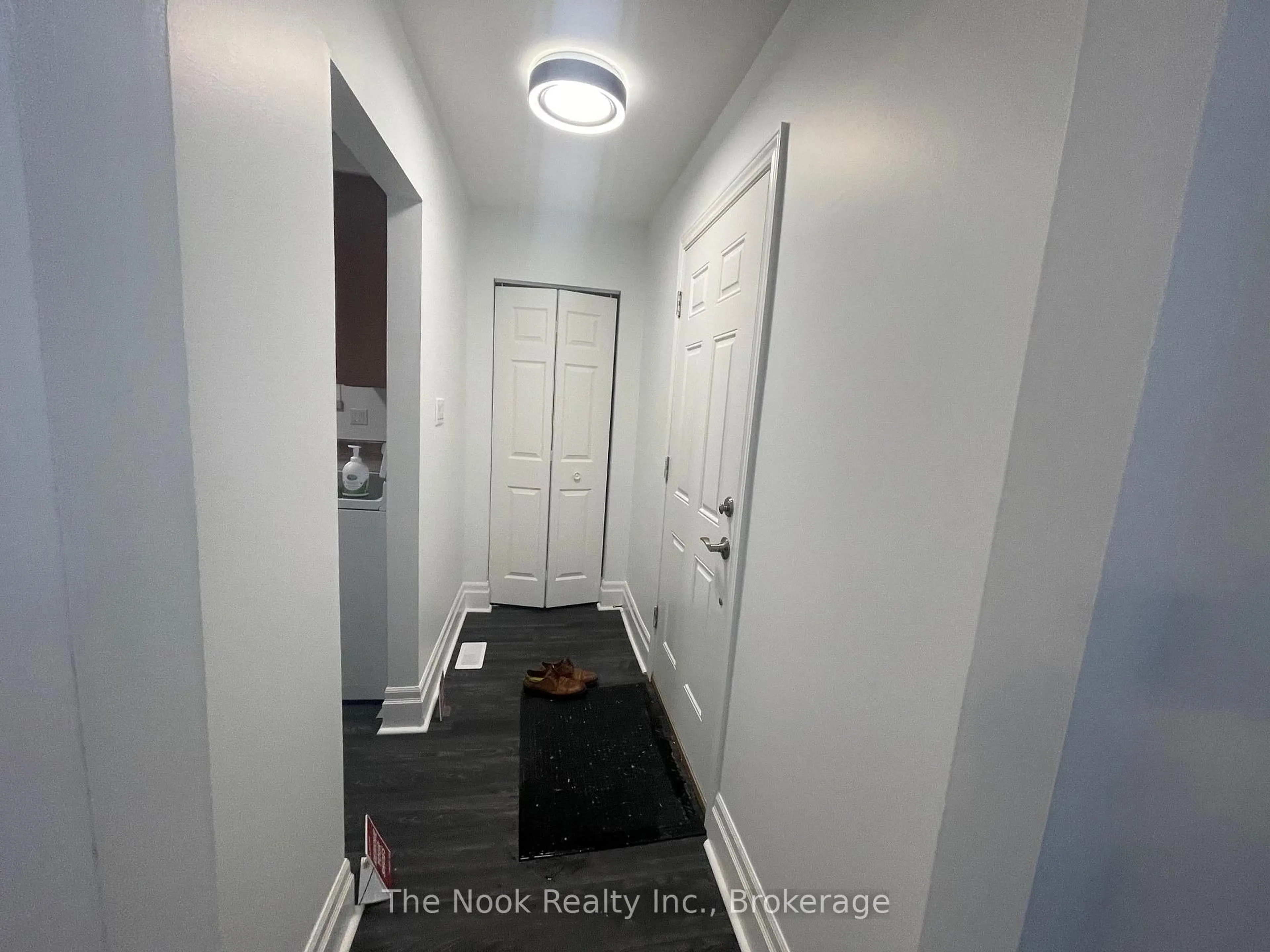 Indoor entryway for 1321 Cedar St, Oshawa Ontario L1J 3S4