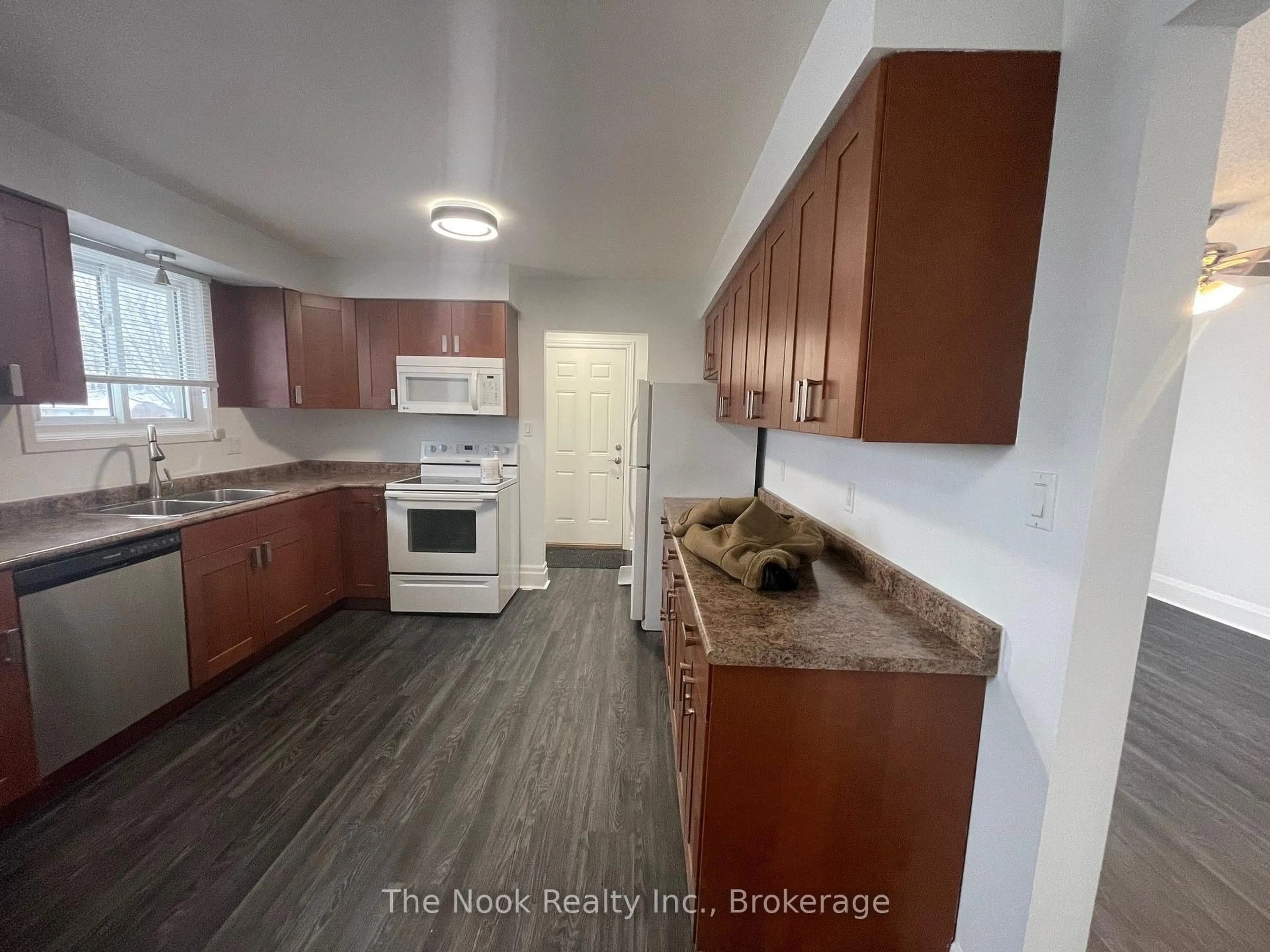 Unknown for 1321 Cedar St, Oshawa Ontario L1J 3S4