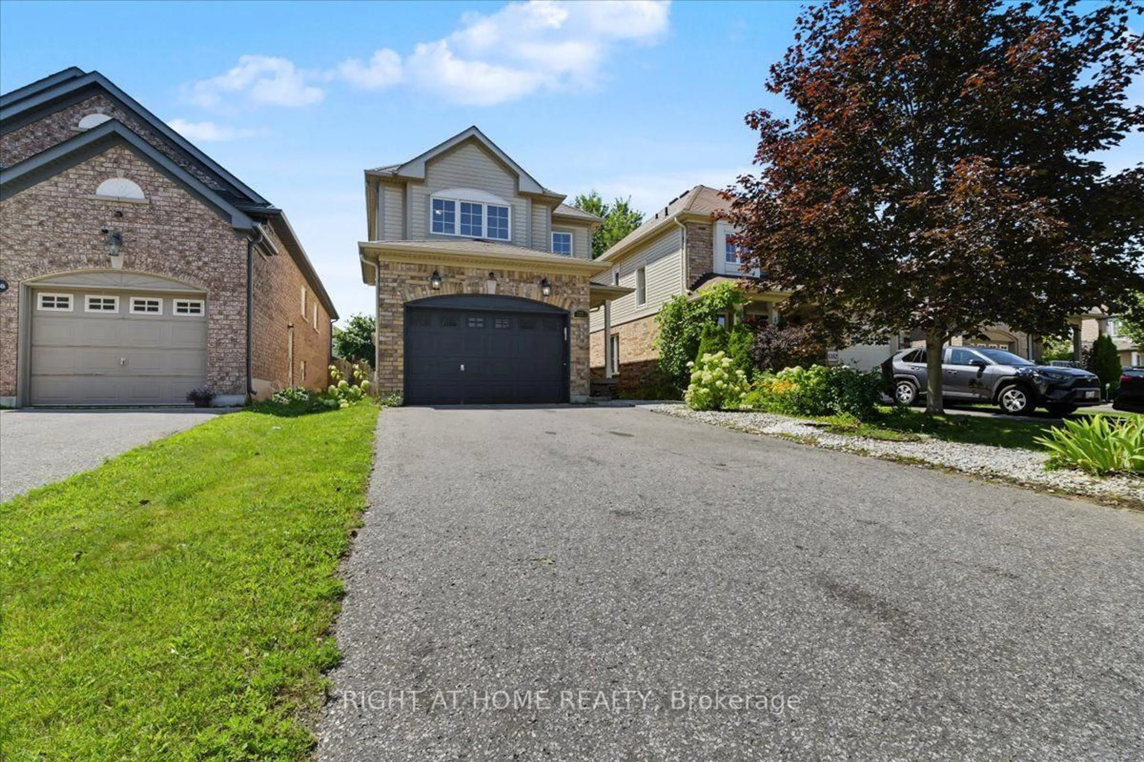 A pic from outside/outdoor area/front of a property/back of a property/a pic from drone, street for 1350 Wadebridge Cres, Oshawa Ontario L1K 3B2