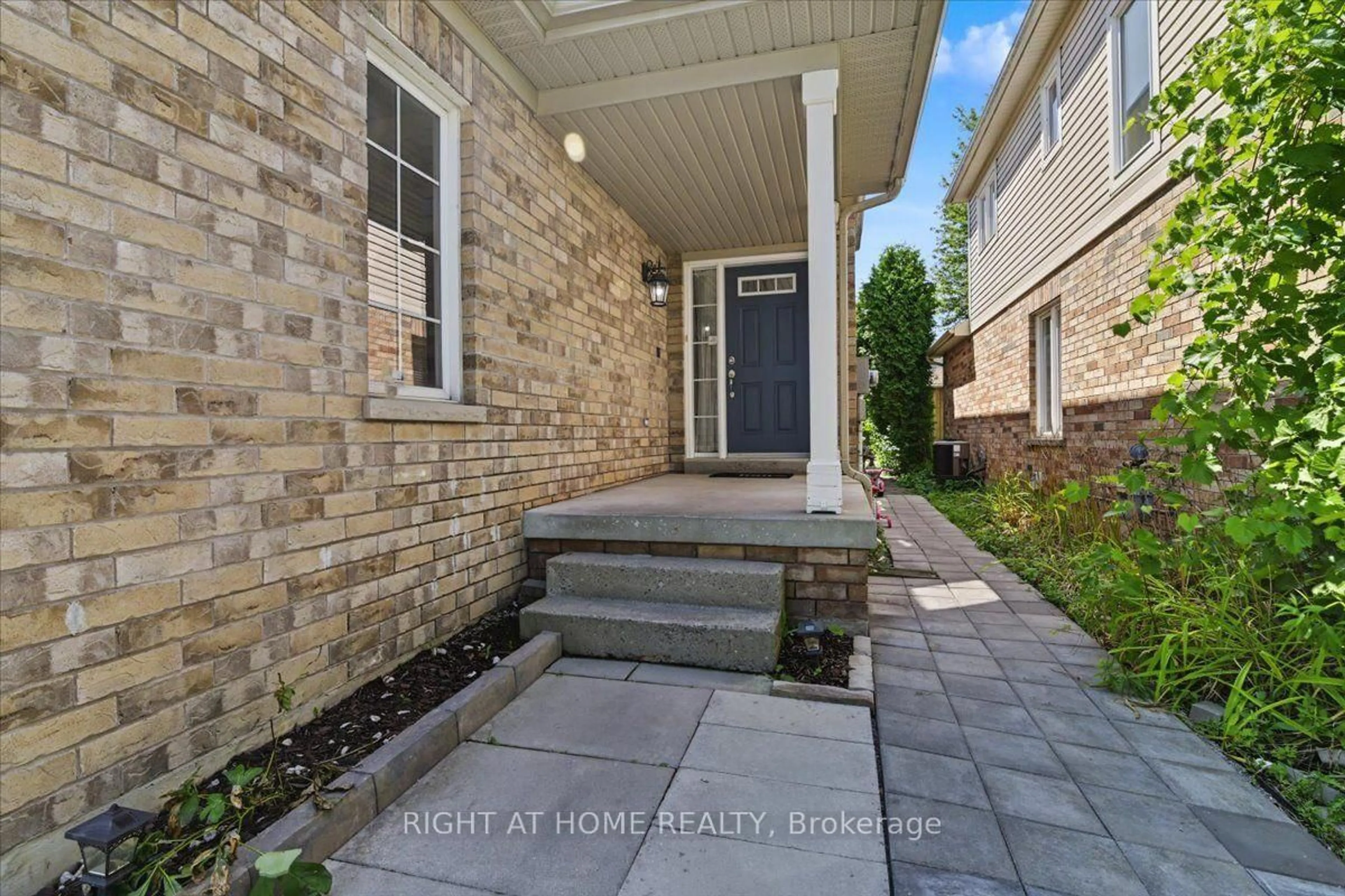 Indoor entryway for 1350 Wadebridge Cres, Oshawa Ontario L1K 3B2