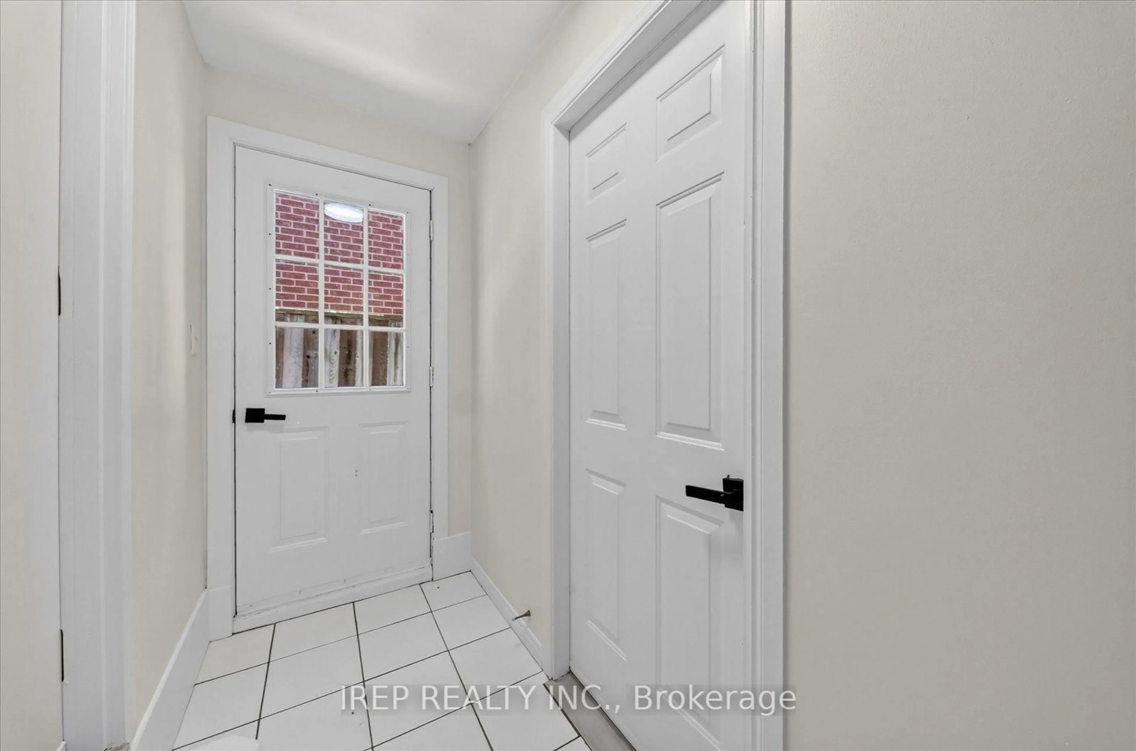 Indoor entryway for 6 Carmichael Dr, Whitby Ontario L1N 9A4