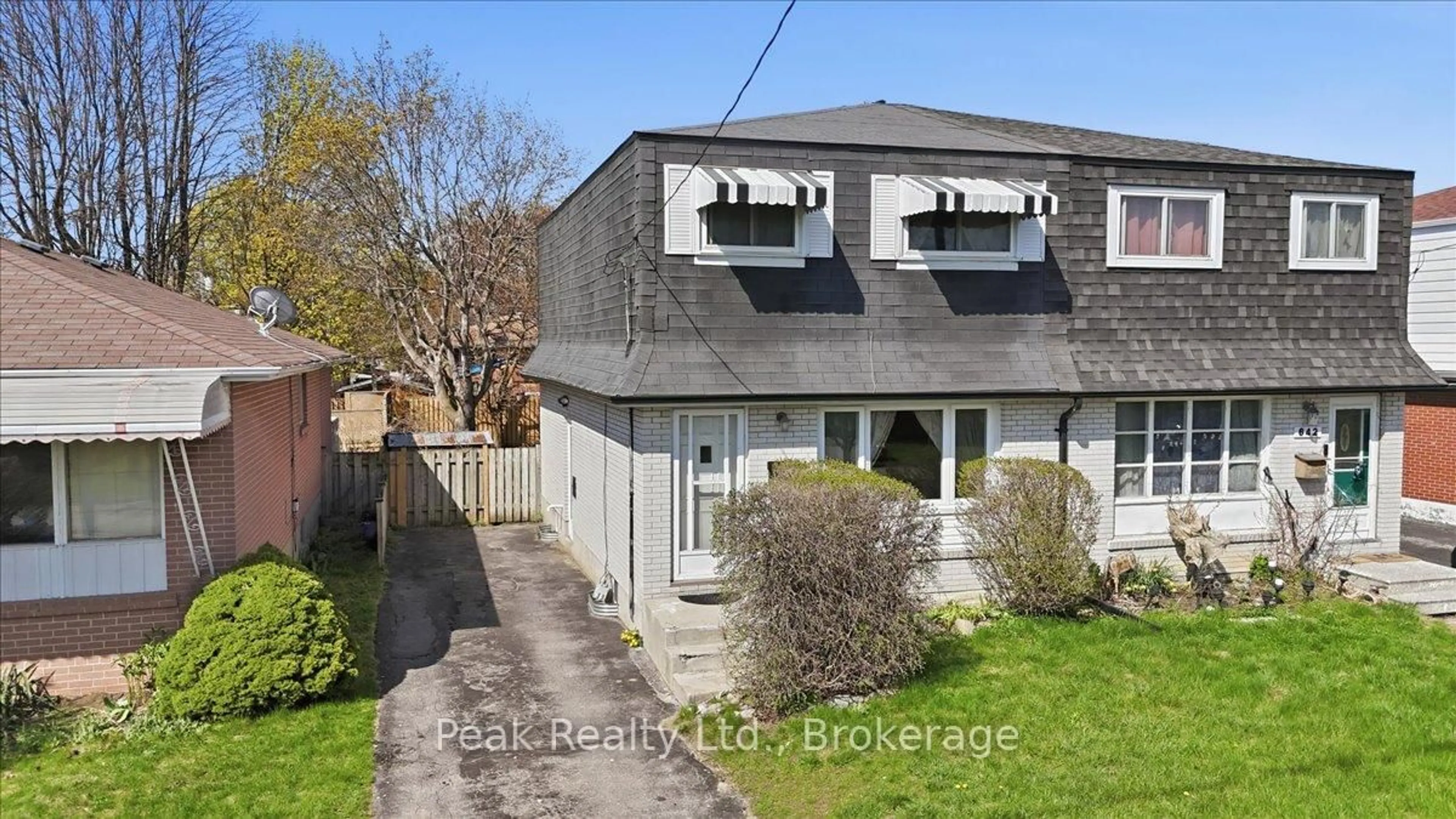 A pic from outside/outdoor area/front of a property/back of a property/a pic from drone, street for 644 Perry Cres, Oshawa Ontario L1J 2E3