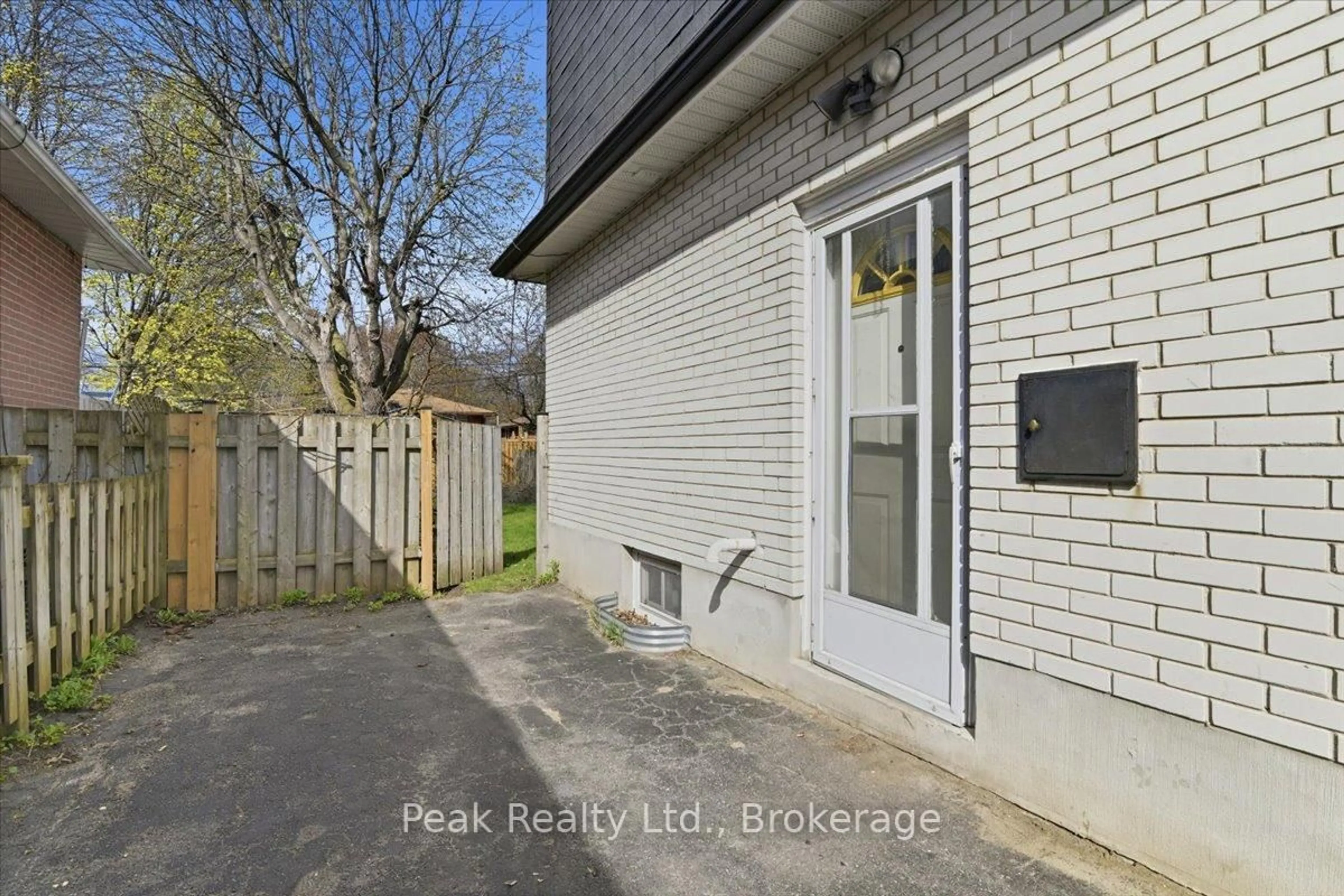 Patio, street for 644 Perry Cres, Oshawa Ontario L1J 2E3