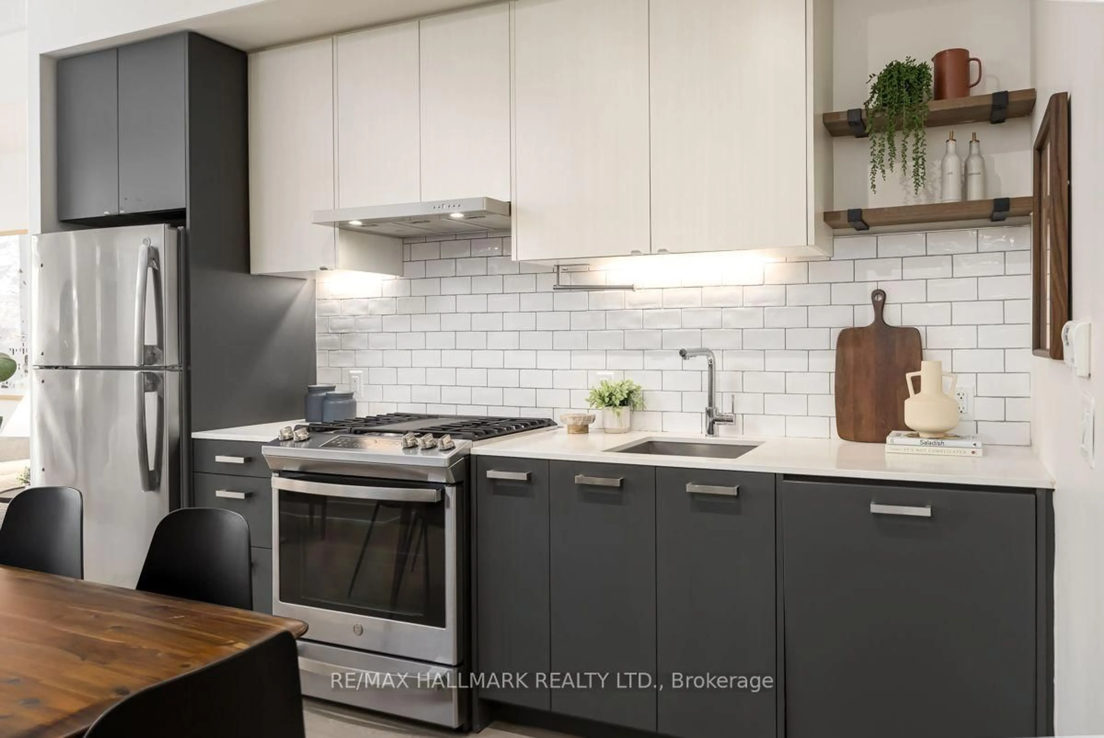 Unknown for 1331 Queen St #403, Toronto Ontario M4L 0B1