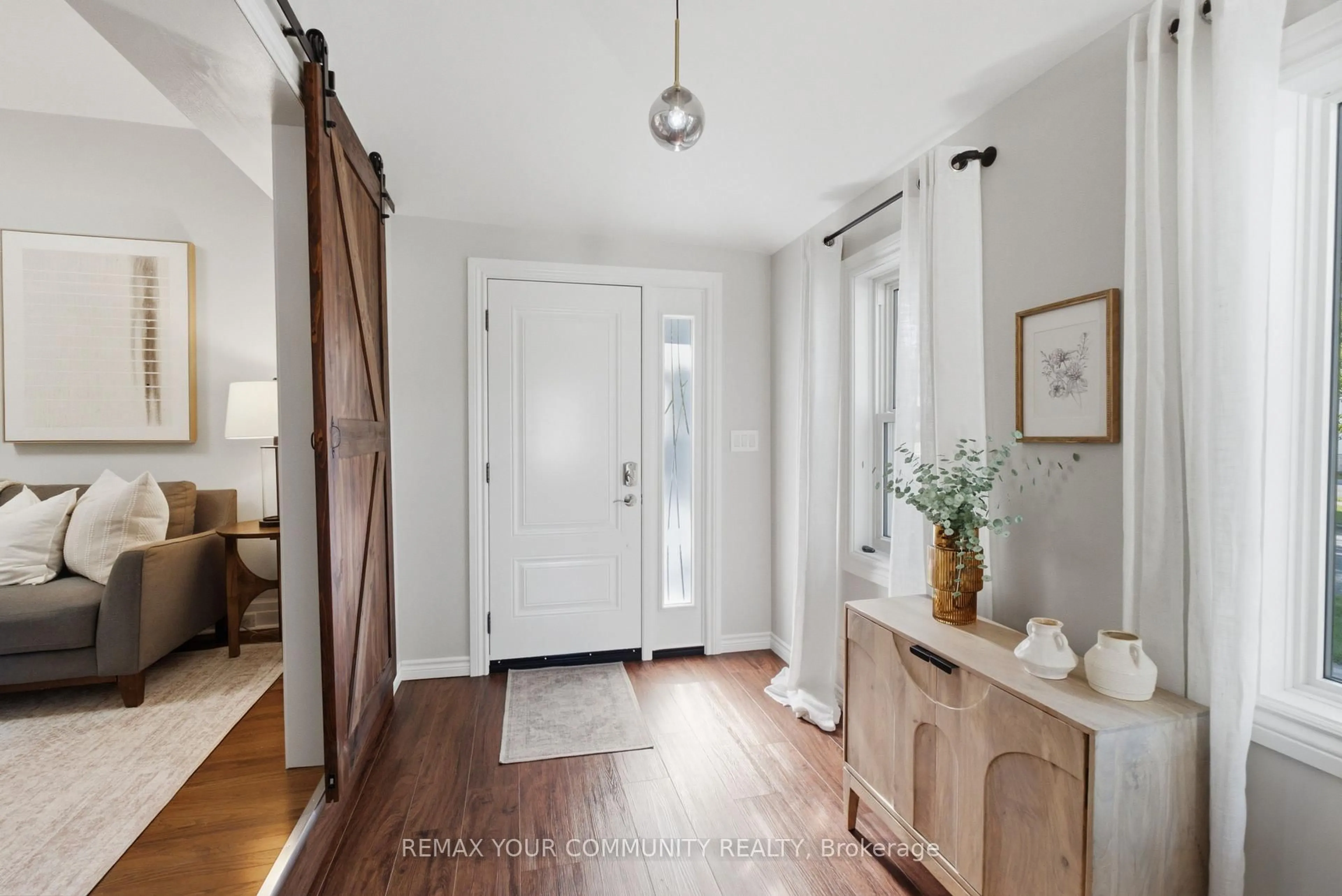 Indoor entryway for 169 Tresane St, Oshawa Ontario L1J 1T7