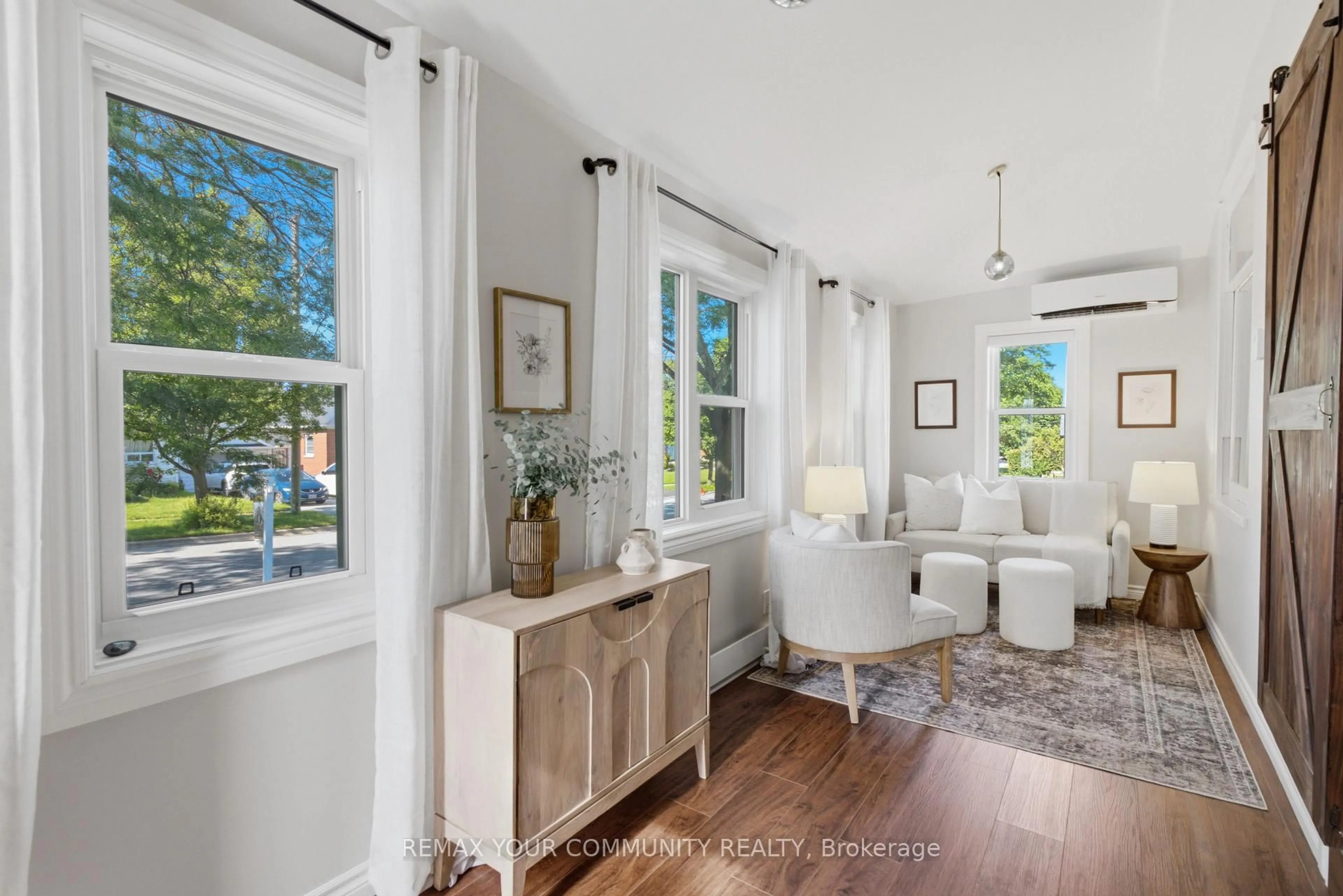 Indoor entryway for 169 Tresane St, Oshawa Ontario L1J 1T7