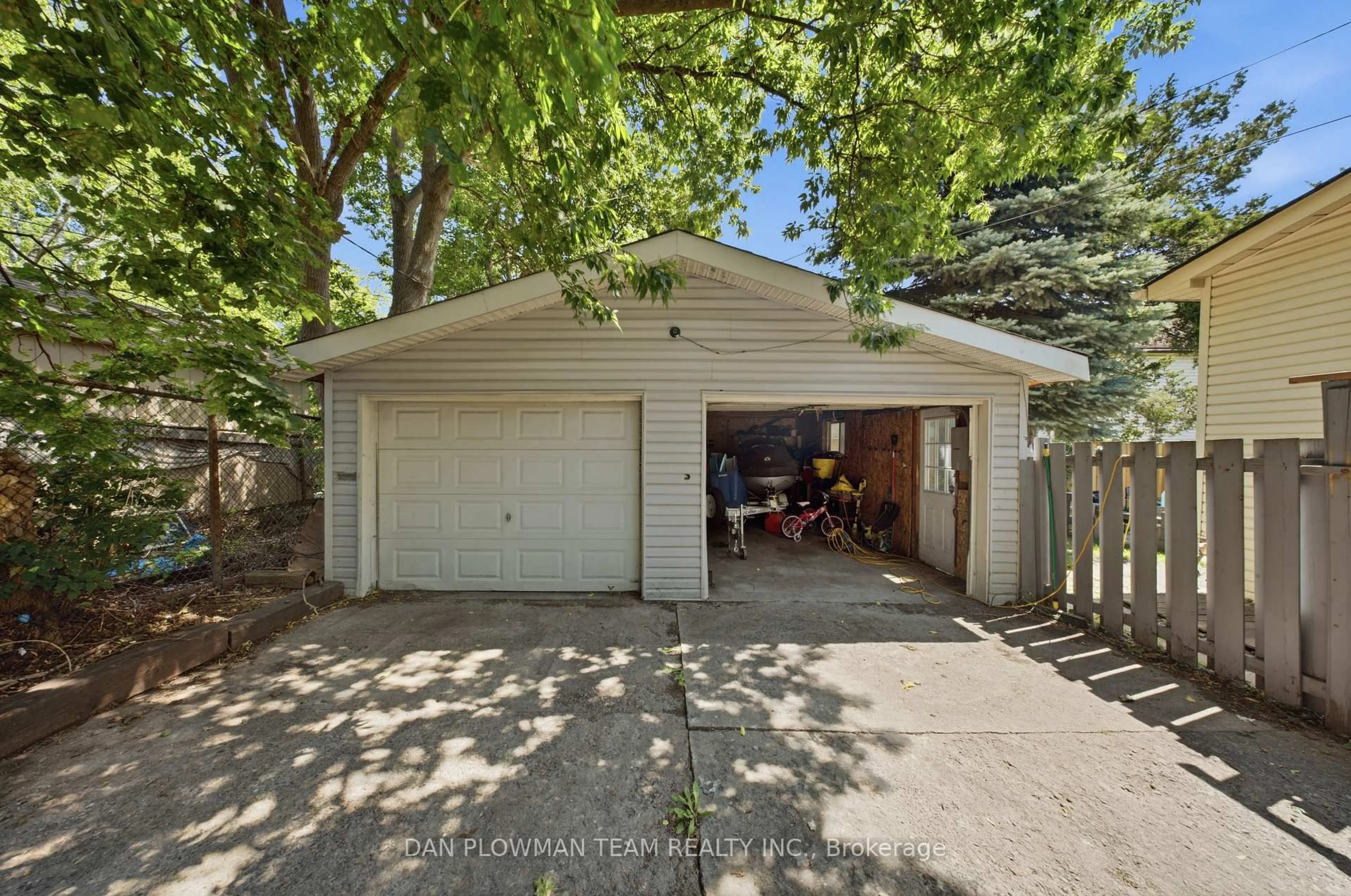 Indoor garage for 387 Albert St, Oshawa Ontario L1H 4S3