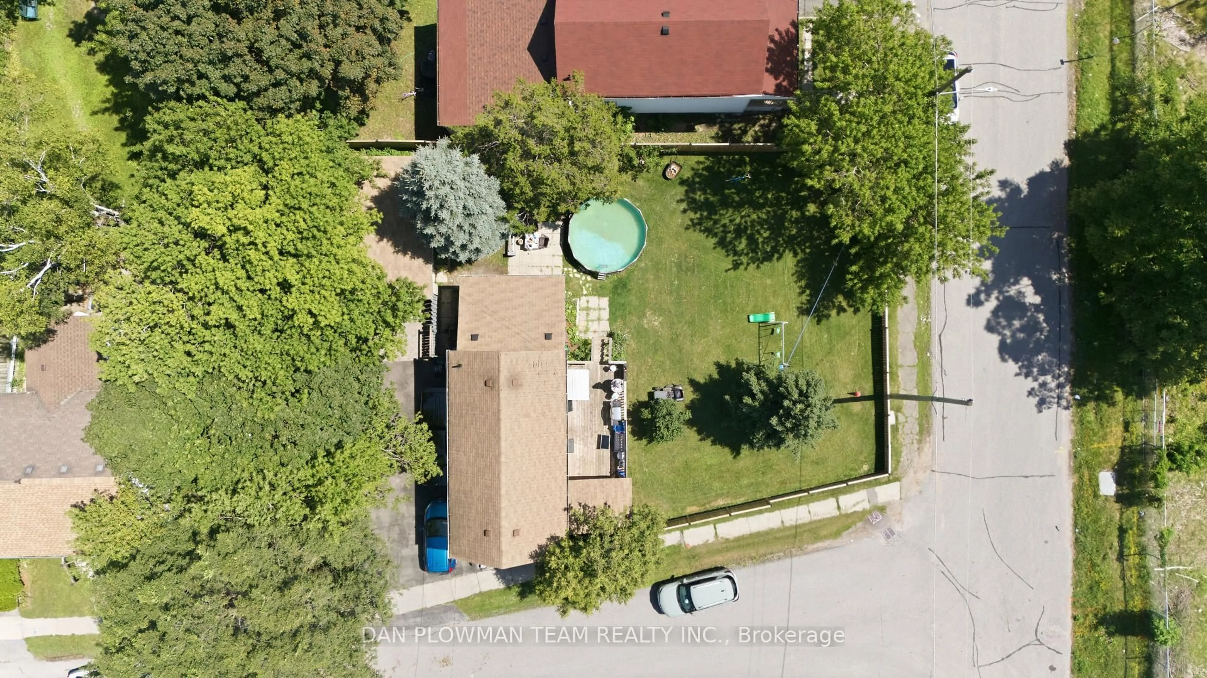 A pic from outside/outdoor area/front of a property/back of a property/a pic from drone, unknown for 387 Albert St, Oshawa Ontario L1H 4S3