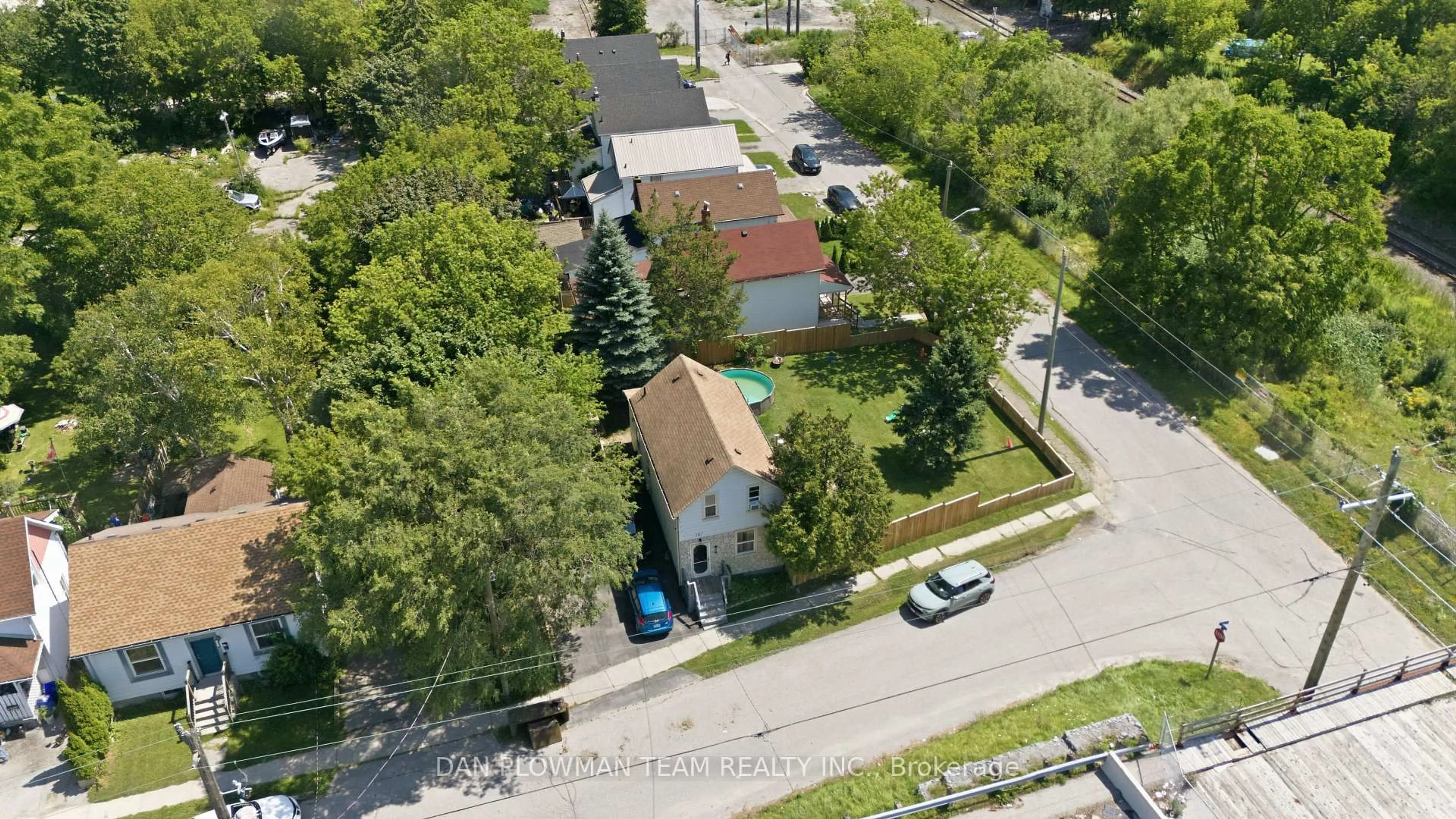 A pic from outside/outdoor area/front of a property/back of a property/a pic from drone, street for 387 Albert St, Oshawa Ontario L1H 4S3