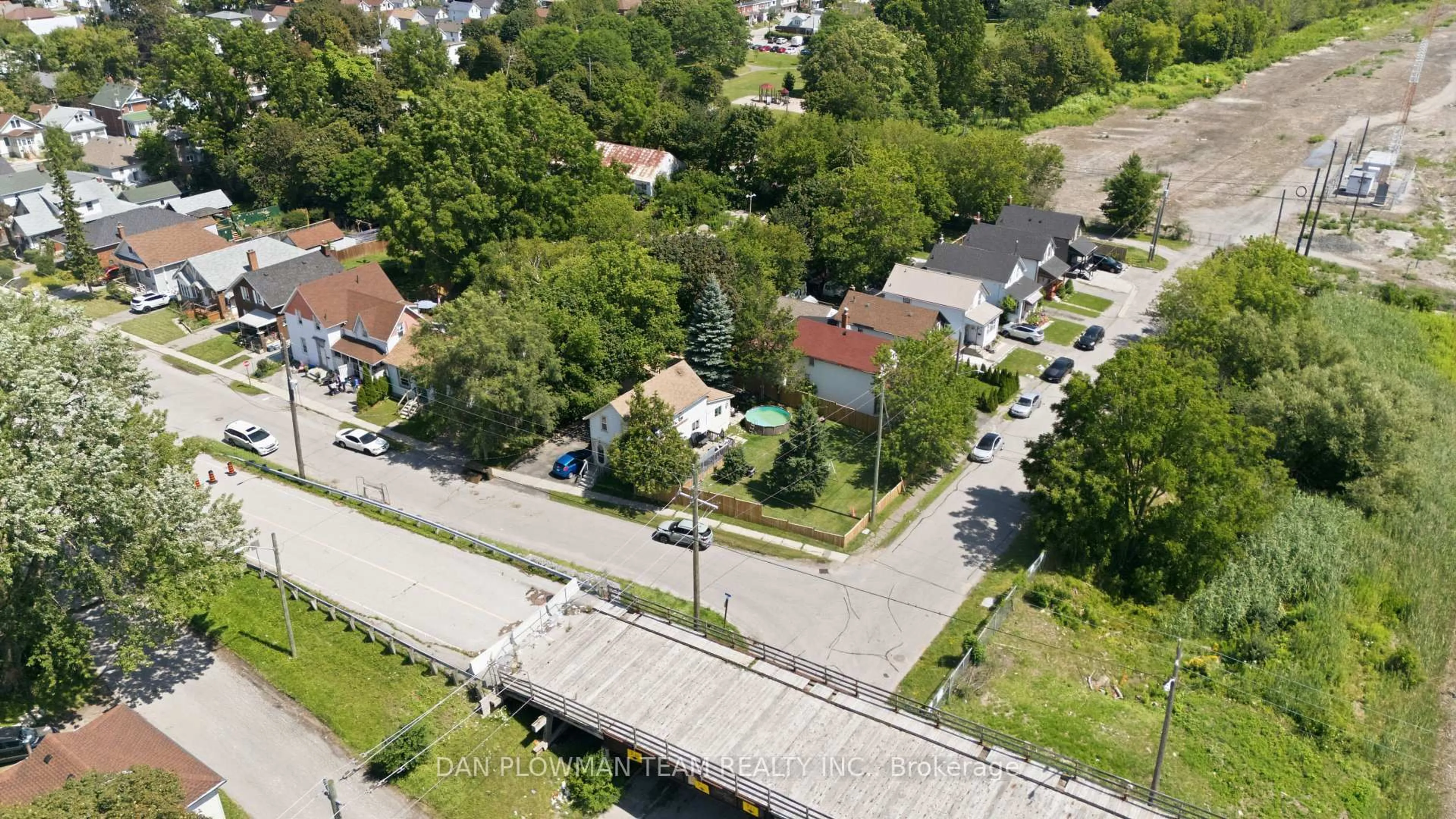 A pic from outside/outdoor area/front of a property/back of a property/a pic from drone, street for 387 Albert St, Oshawa Ontario L1H 4S3