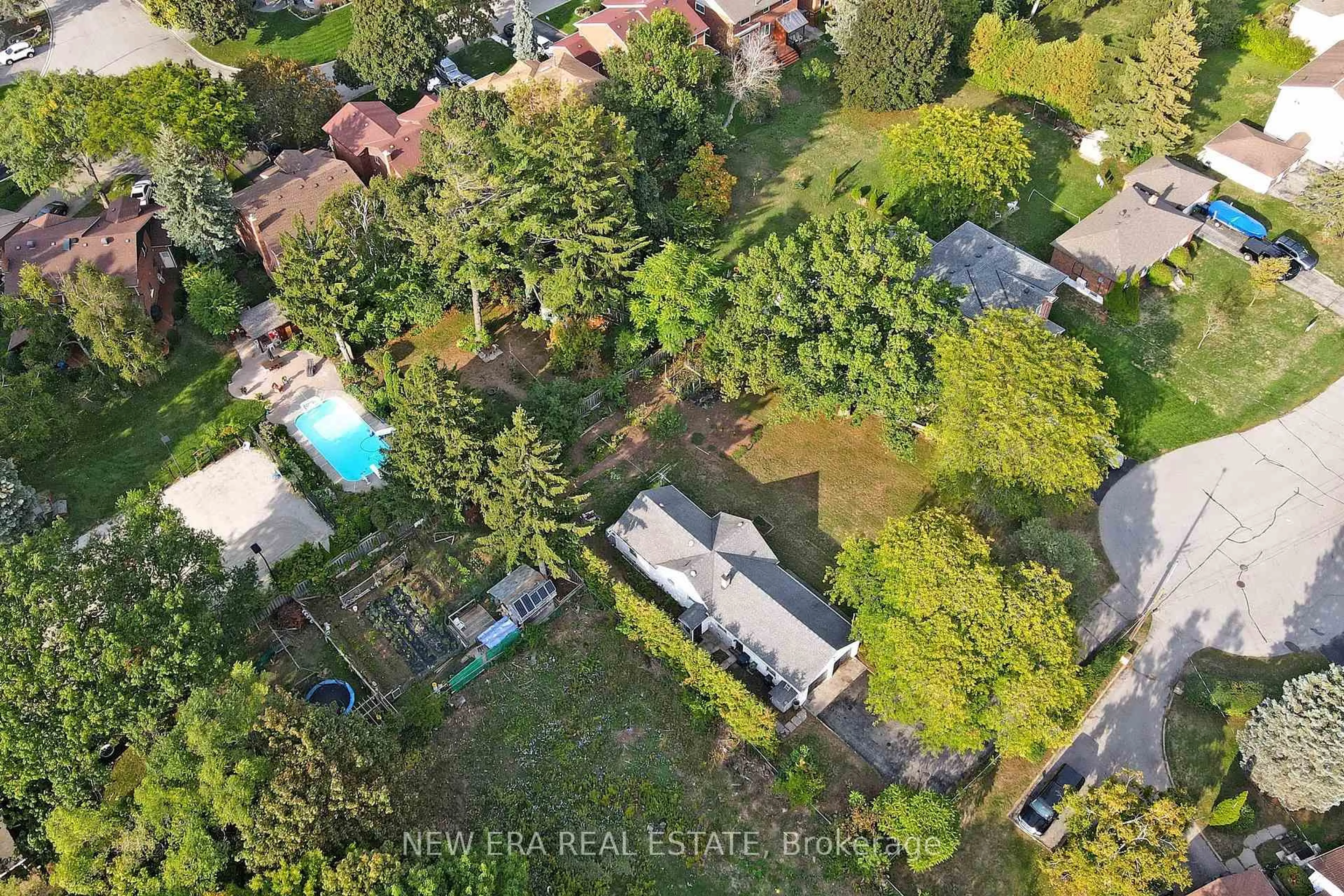 A pic from outside/outdoor area/front of a property/back of a property/a pic from drone, forest/trees view for 28 Thomas Ave, Toronto Ontario M1C 1E5