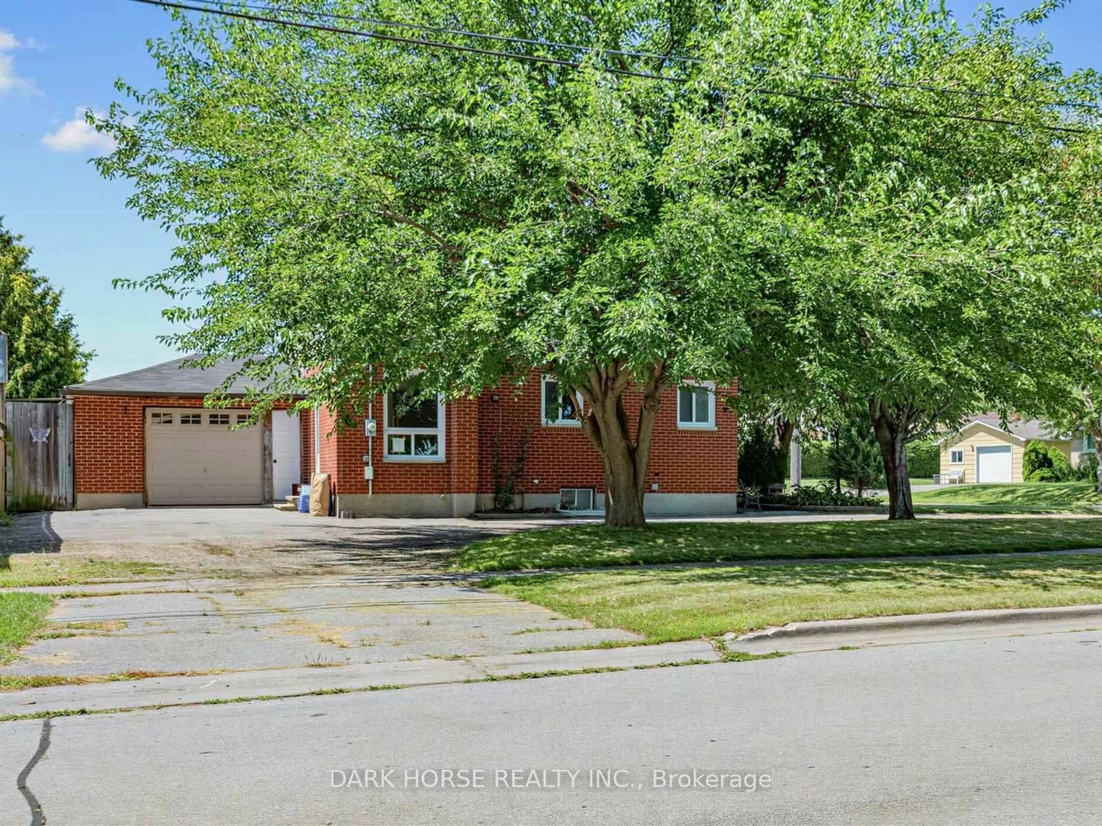 A pic from outside/outdoor area/front of a property/back of a property/a pic from drone, street for 347 Annapolis Ave, Oshawa Ontario L1J 2Y3