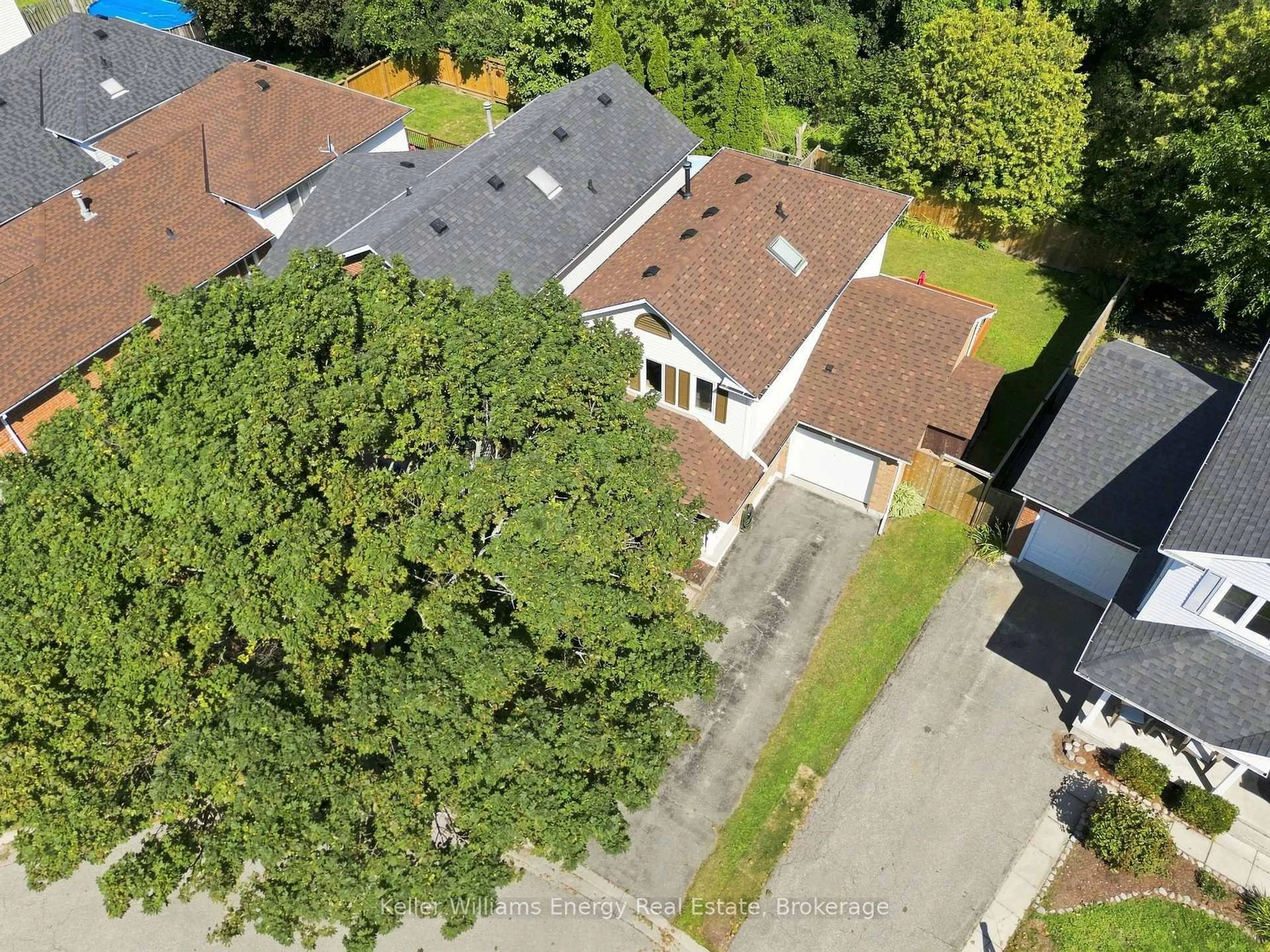 A pic from outside/outdoor area/front of a property/back of a property/a pic from drone, street for 36 Longwood Crt, Clarington Ontario L1E 1R7