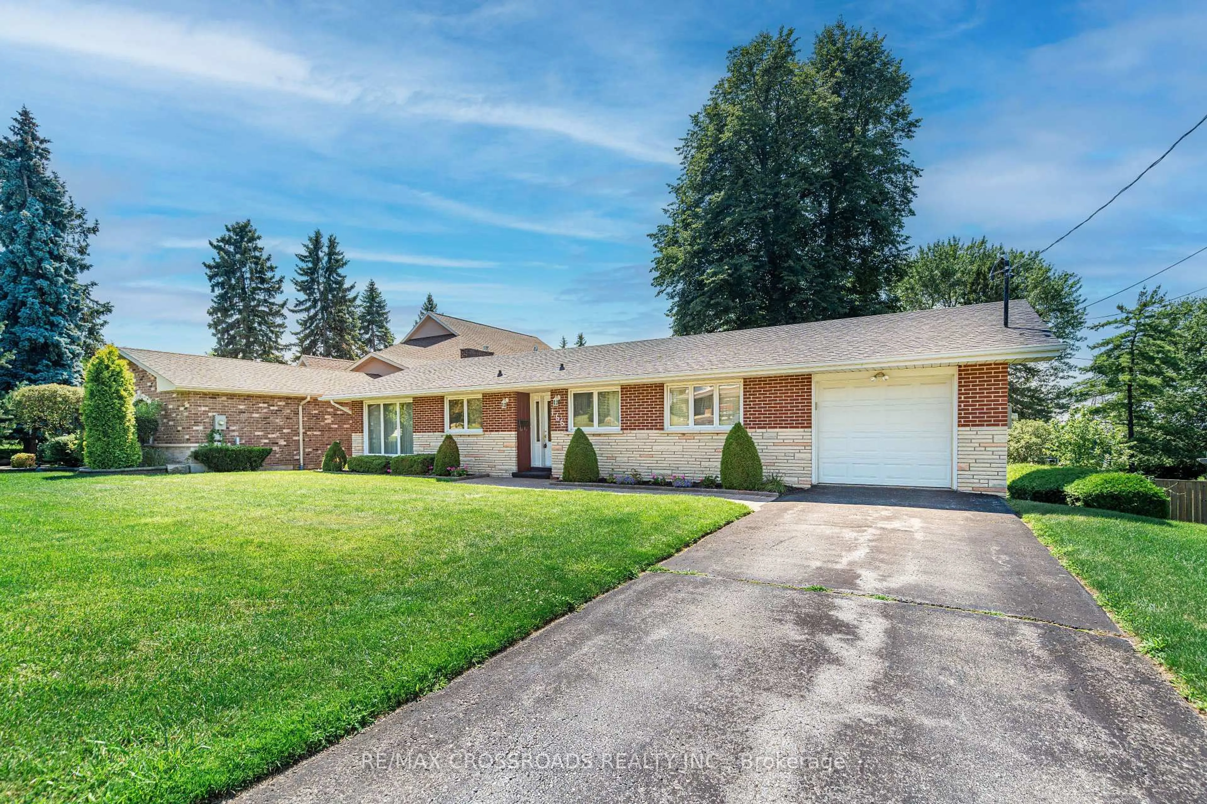 Home with vinyl exterior material, street for 166 Elizabeth Cres, Whitby Ontario L1N 3R7