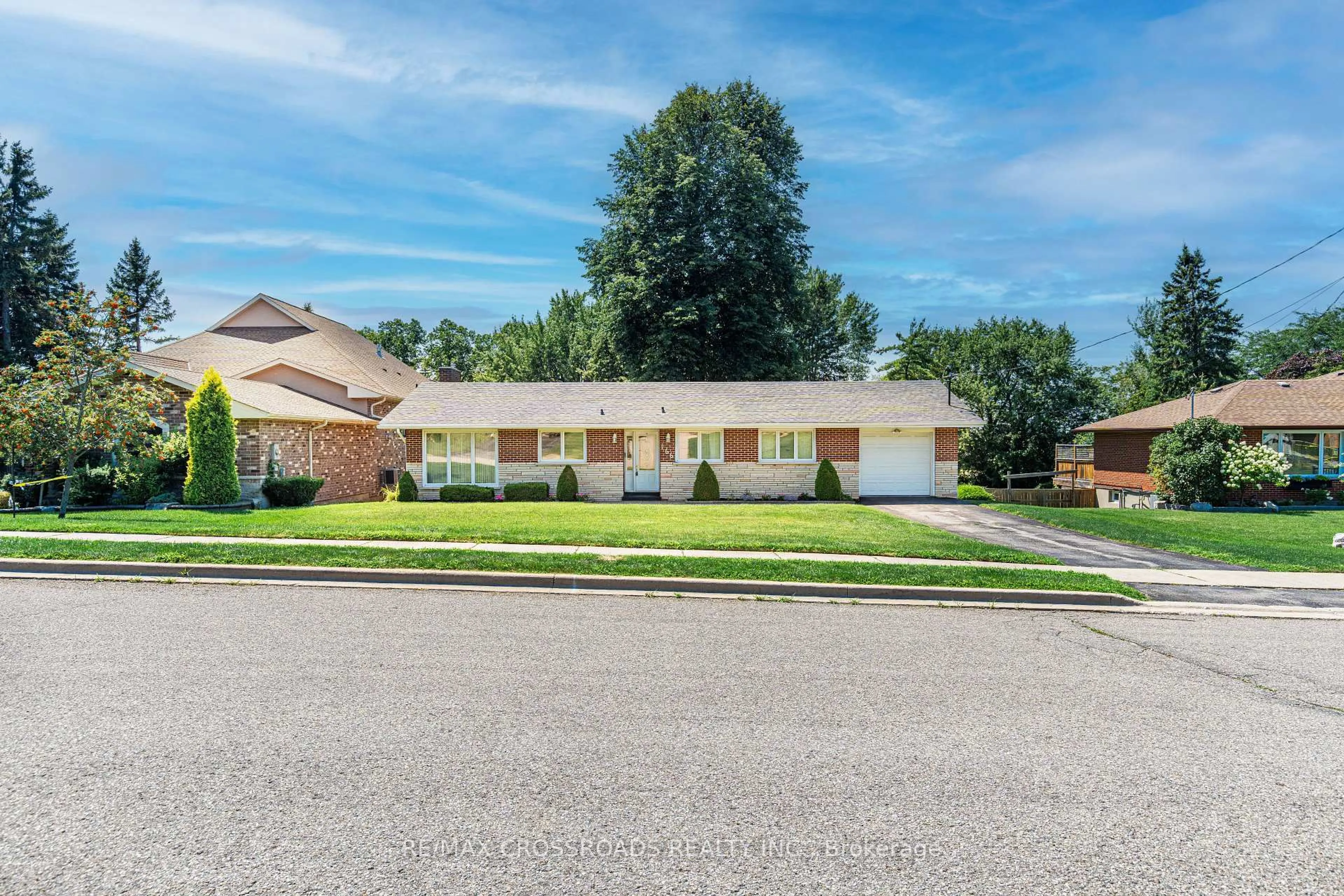 Unknown for 166 Elizabeth Cres, Whitby Ontario L1N 3R7