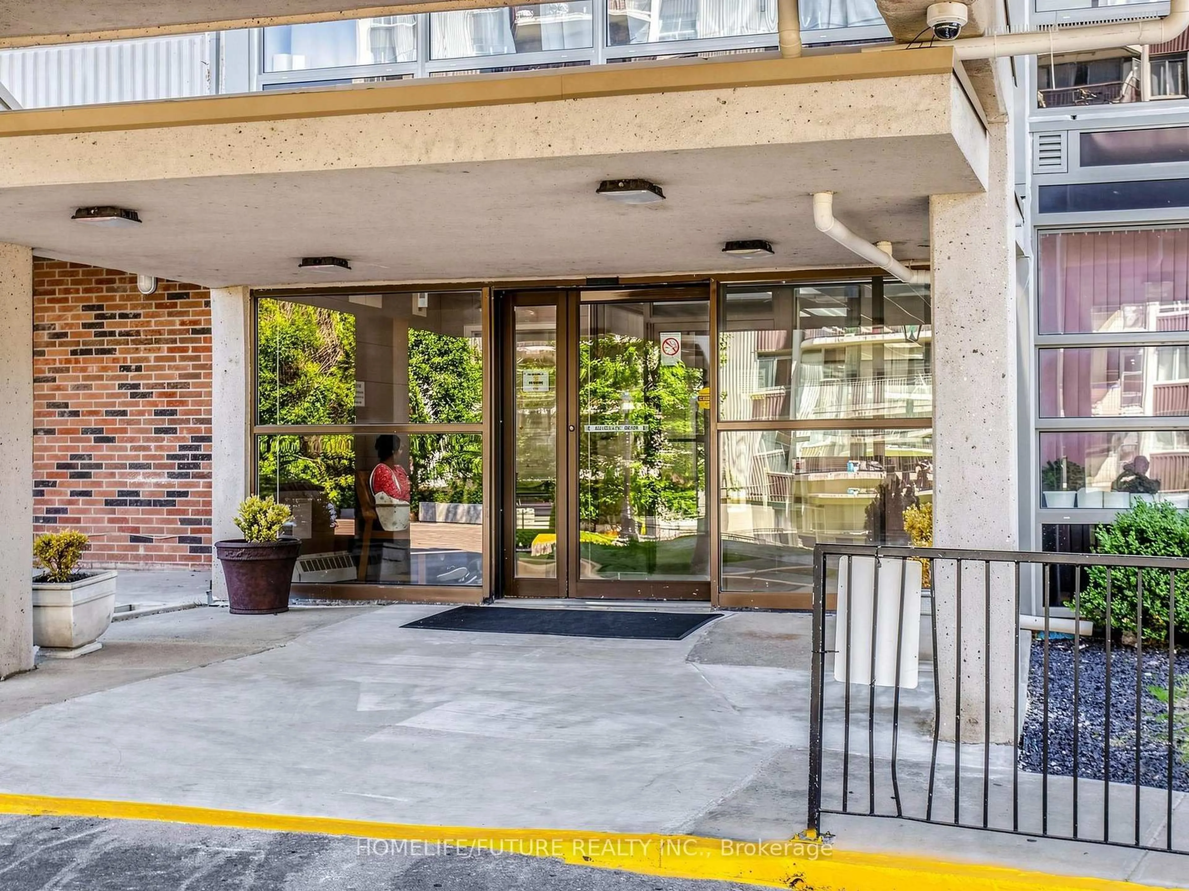 Indoor foyer for 3380 Eglinton Ave #709, Toronto Ontario M1J 3L6