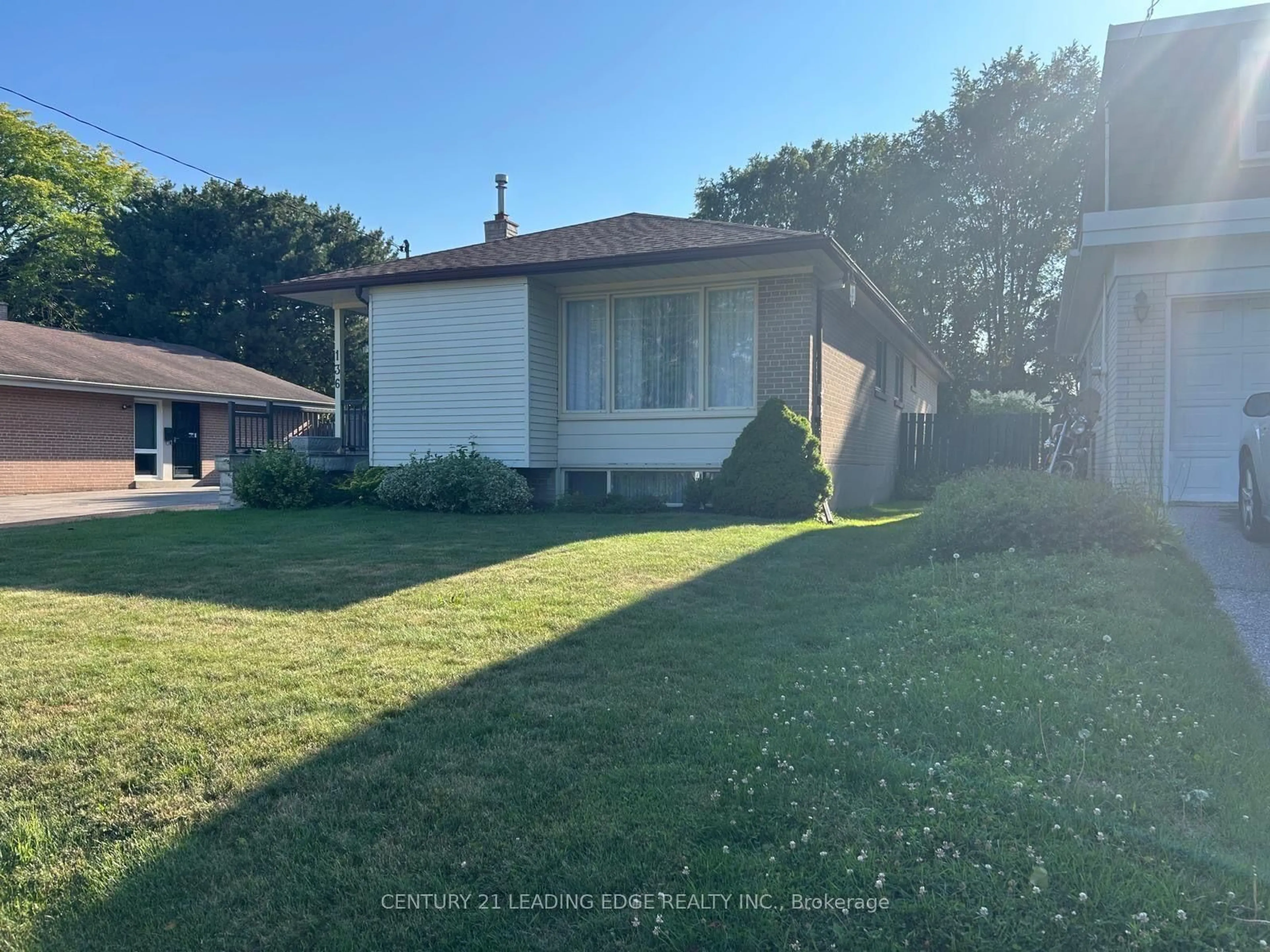 A pic from outside/outdoor area/front of a property/back of a property/a pic from drone, street for 136 Morningside Ave, Toronto Ontario M1E 3C5