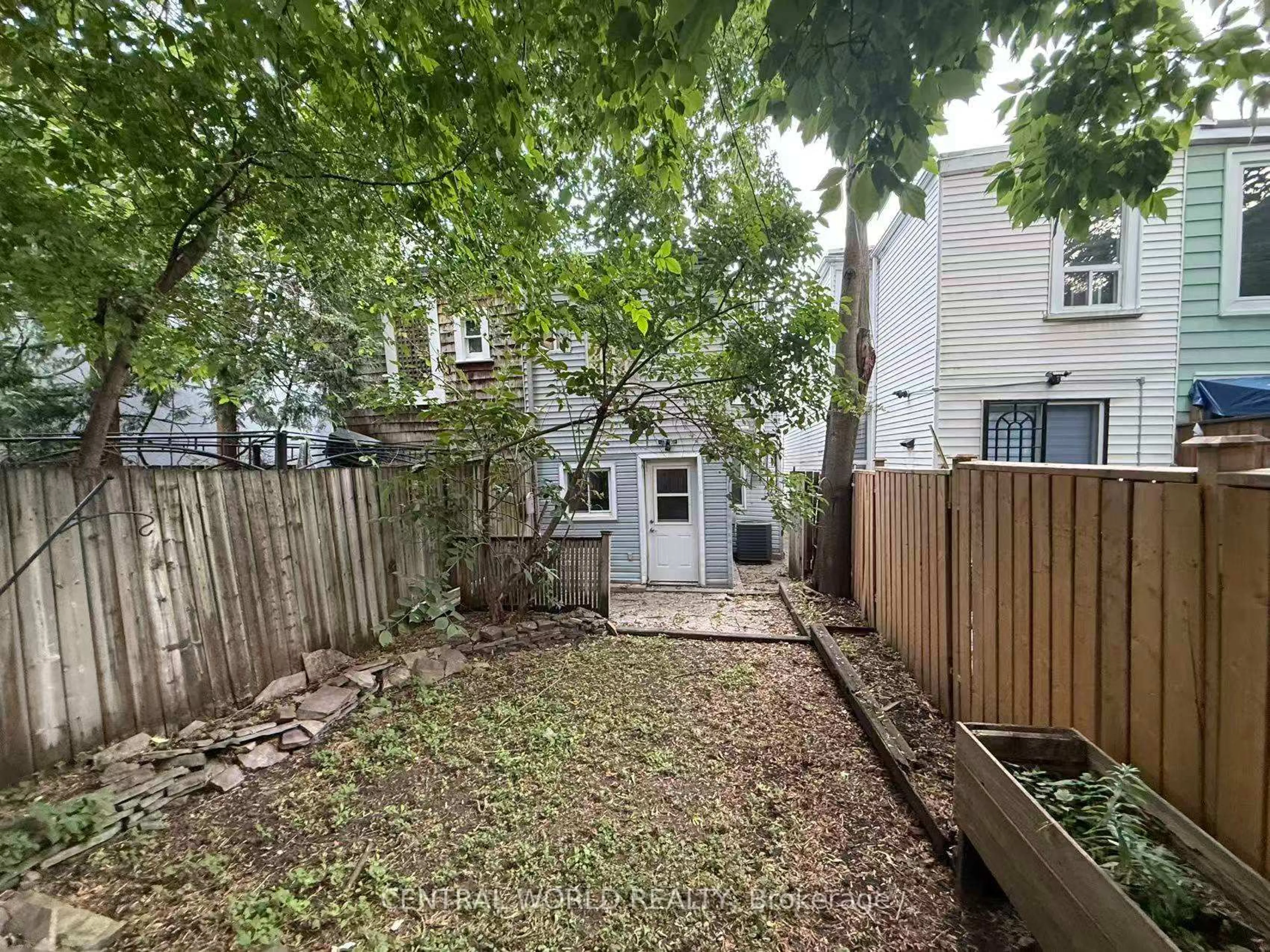 A pic from outside/outdoor area/front of a property/back of a property/a pic from drone, street for 898 Eastern Ave, Toronto Ontario M4L 1A4