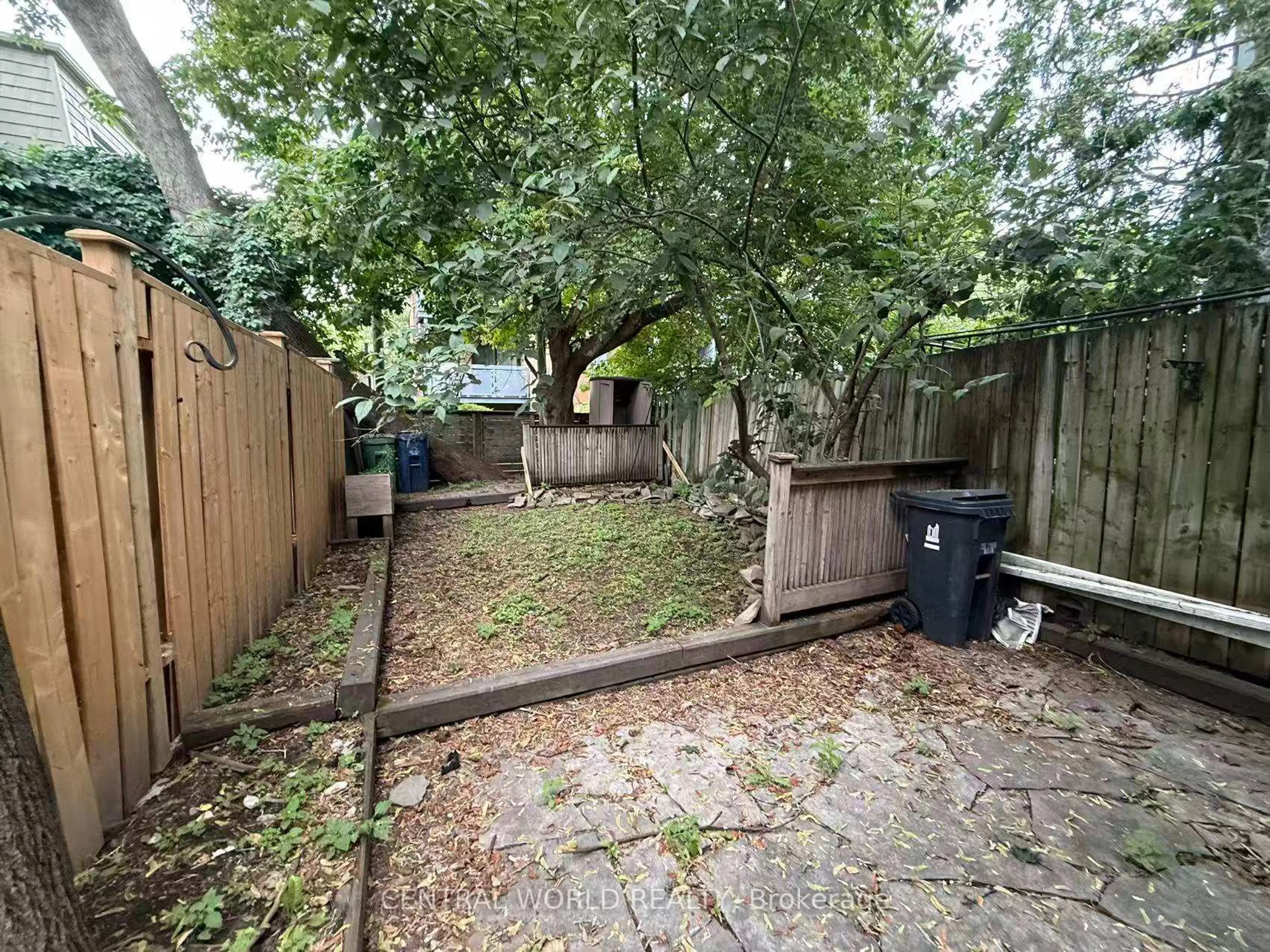 Patio, street for 898 Eastern Ave, Toronto Ontario M4L 1A4