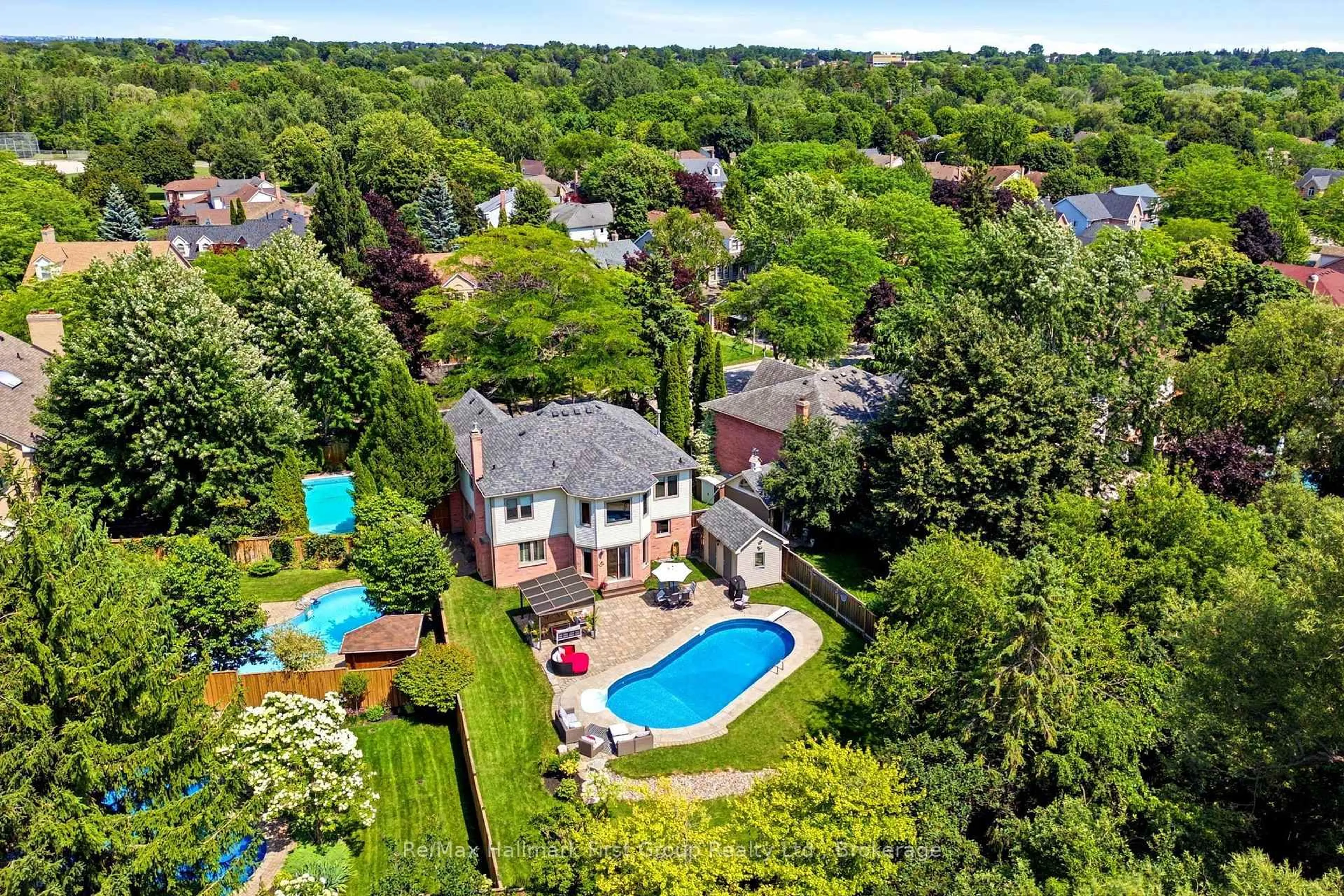 A pic from outside/outdoor area/front of a property/back of a property/a pic from drone, unknown for 75 Allayden Dr, Whitby Ontario L1P 1L5