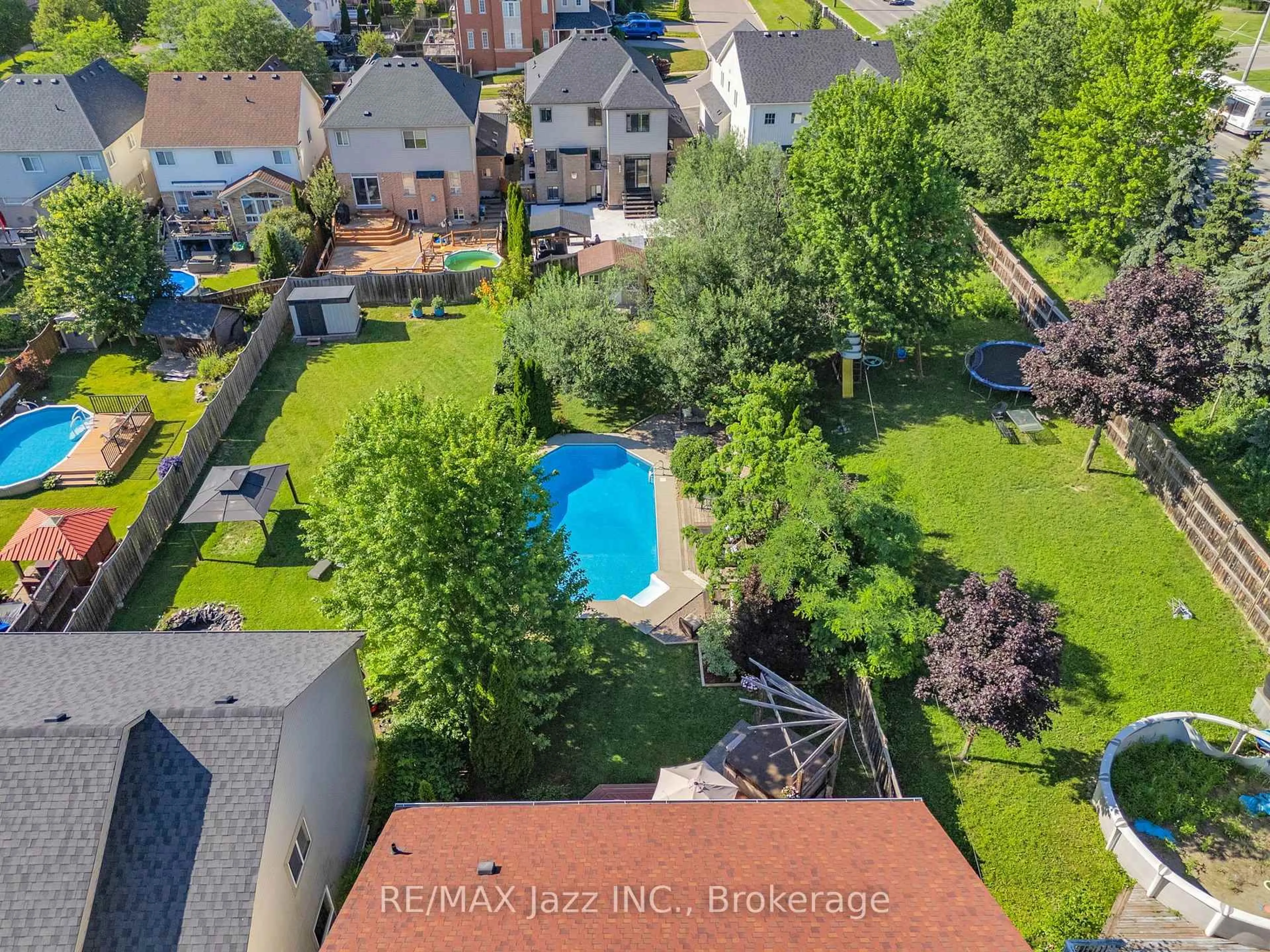 A pic from outside/outdoor area/front of a property/back of a property/a pic from drone, unknown for 1098 Keswick Crt, Oshawa Ontario L1K 2V2