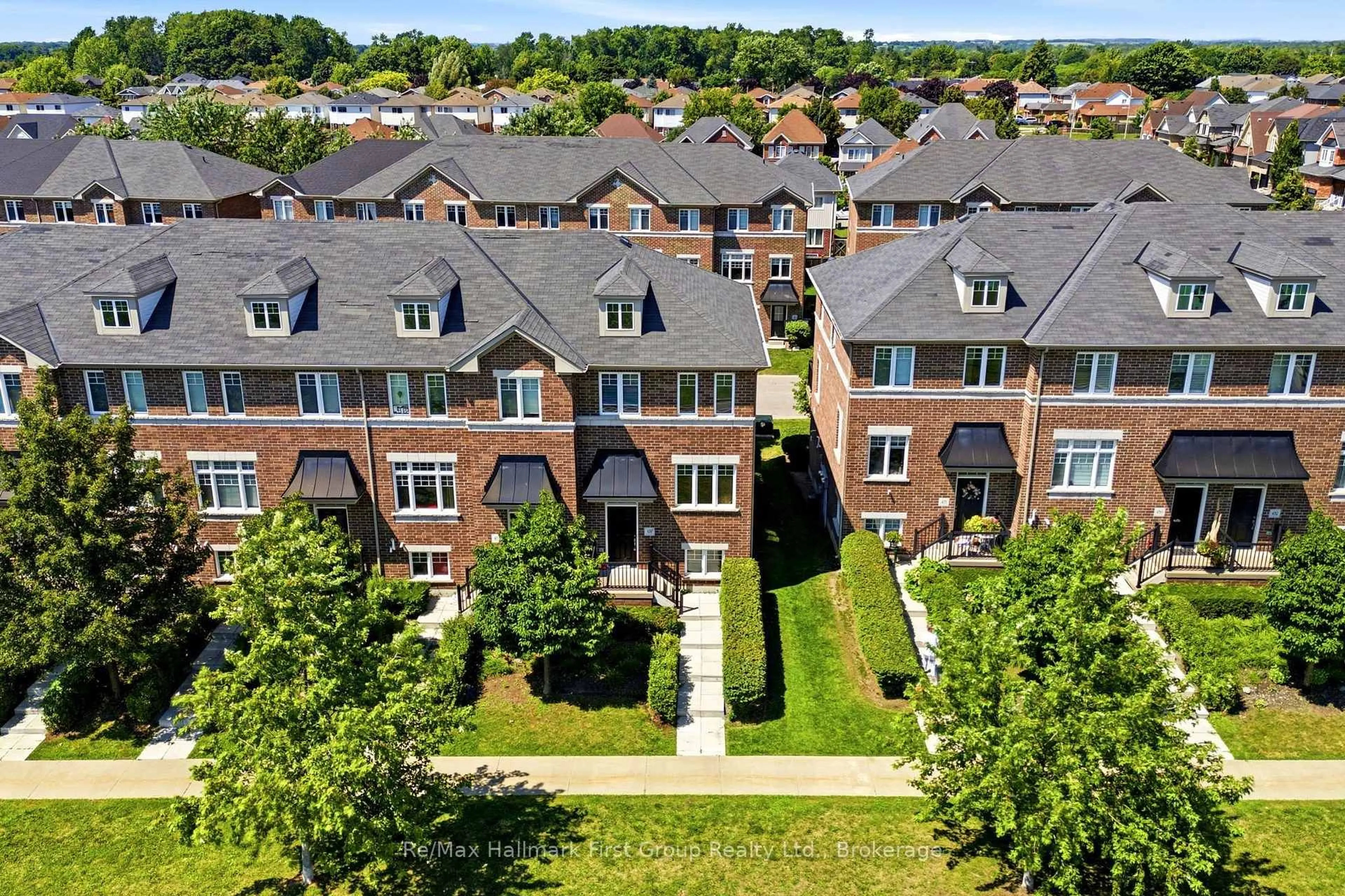 A pic from outside/outdoor area/front of a property/back of a property/a pic from drone, city buildings view from balcony for 474 Meadowglade Rd, Clarington Ontario L1E 0E9