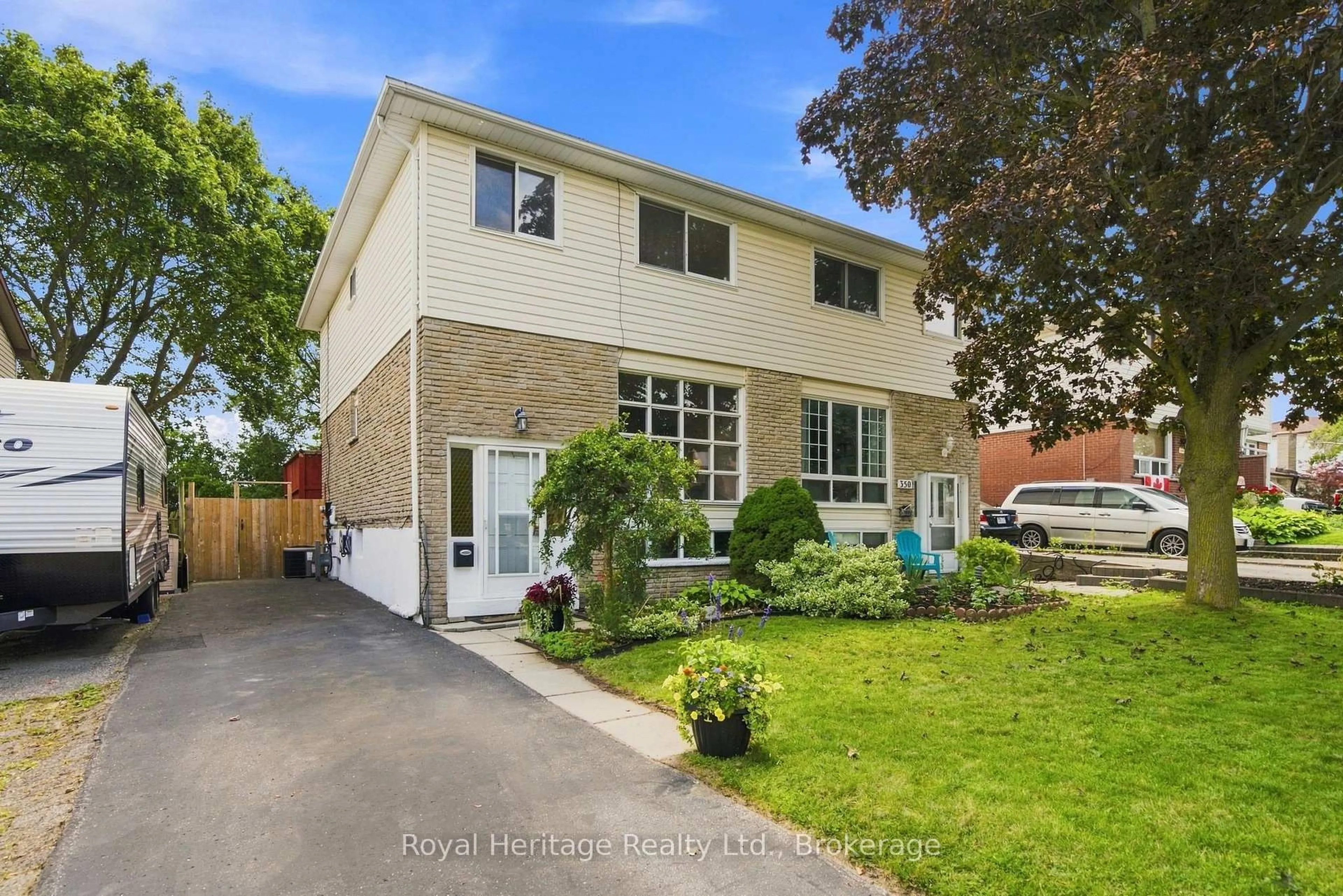 A pic from outside/outdoor area/front of a property/back of a property/a pic from drone, street for 352 Vancouver Cres, Oshawa Ontario L1J 5X9